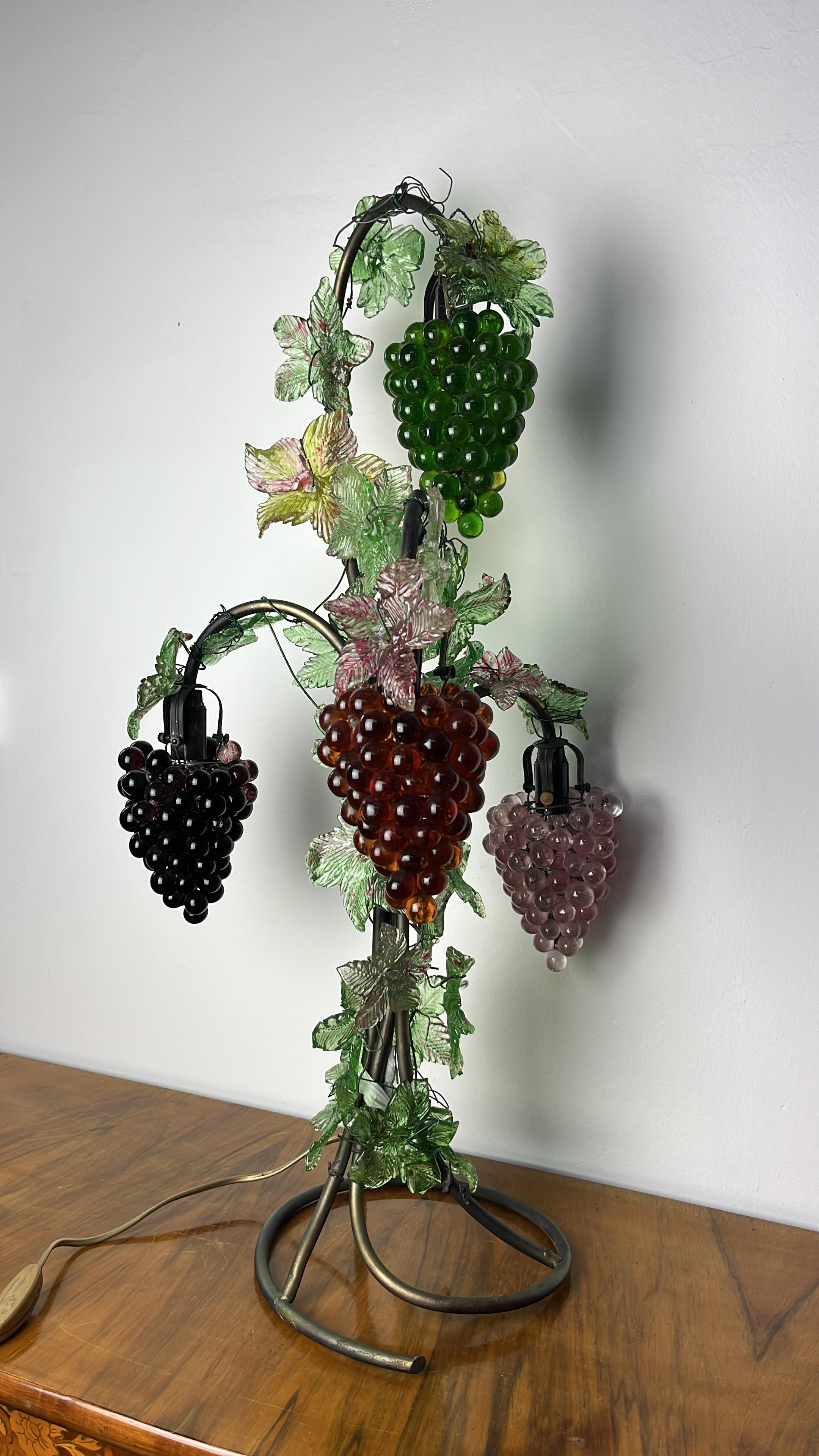 Italienische Tischlampe aus Schmiedeeisen und farbigem Glas aus der Mitte des Jahrhunderts, 1960er Jahre
Vier Lichter, handwerkliche Herstellung, einzigartig und besonders. Erstellte Weintrauben. Guter Zustand.
80 cm hoch.