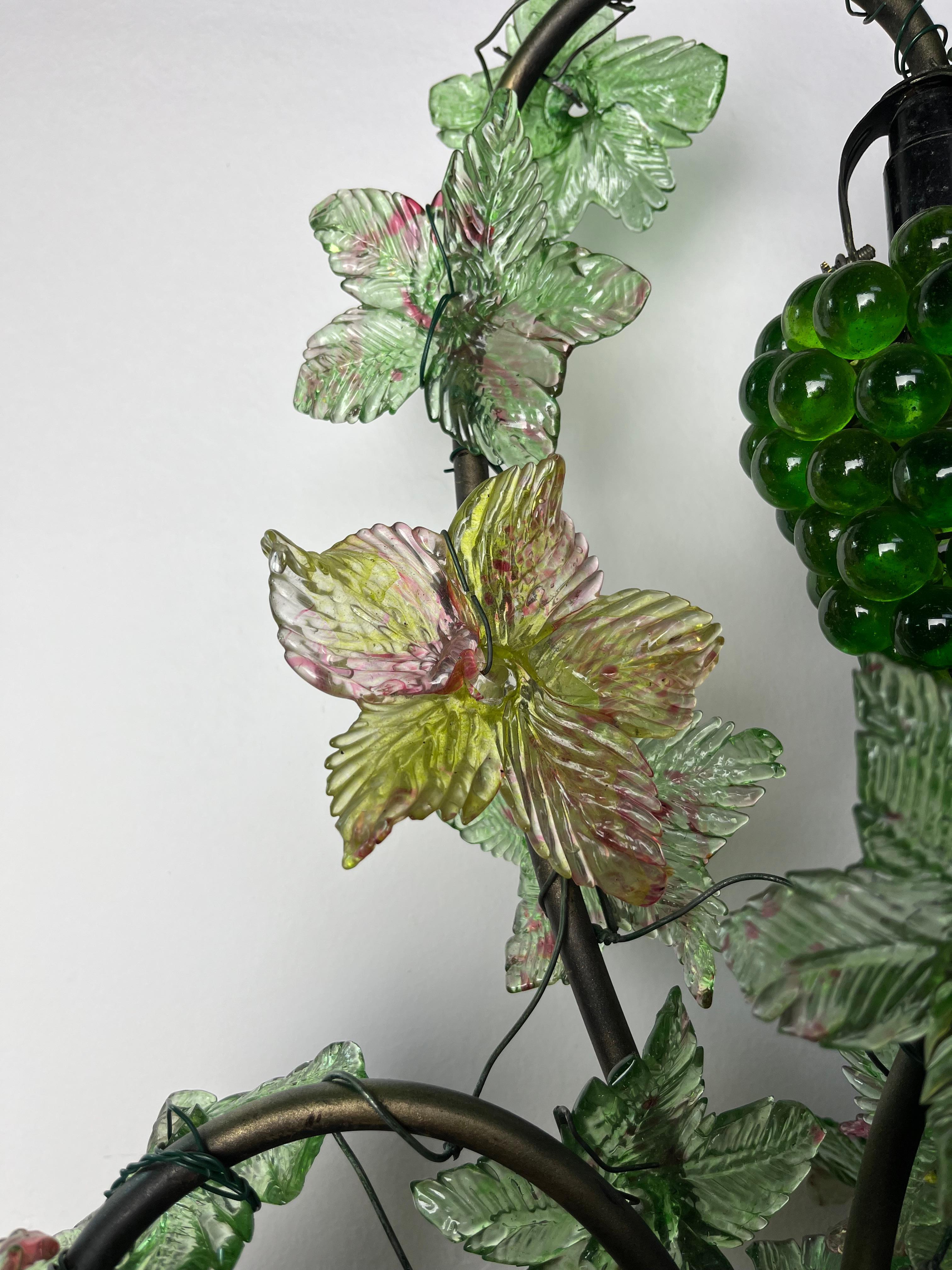 Italienische schmiedeeiserne und farbige Glas-Tischlampe aus der Mitte des Jahrhunderts, 1960er Jahre im Angebot 1