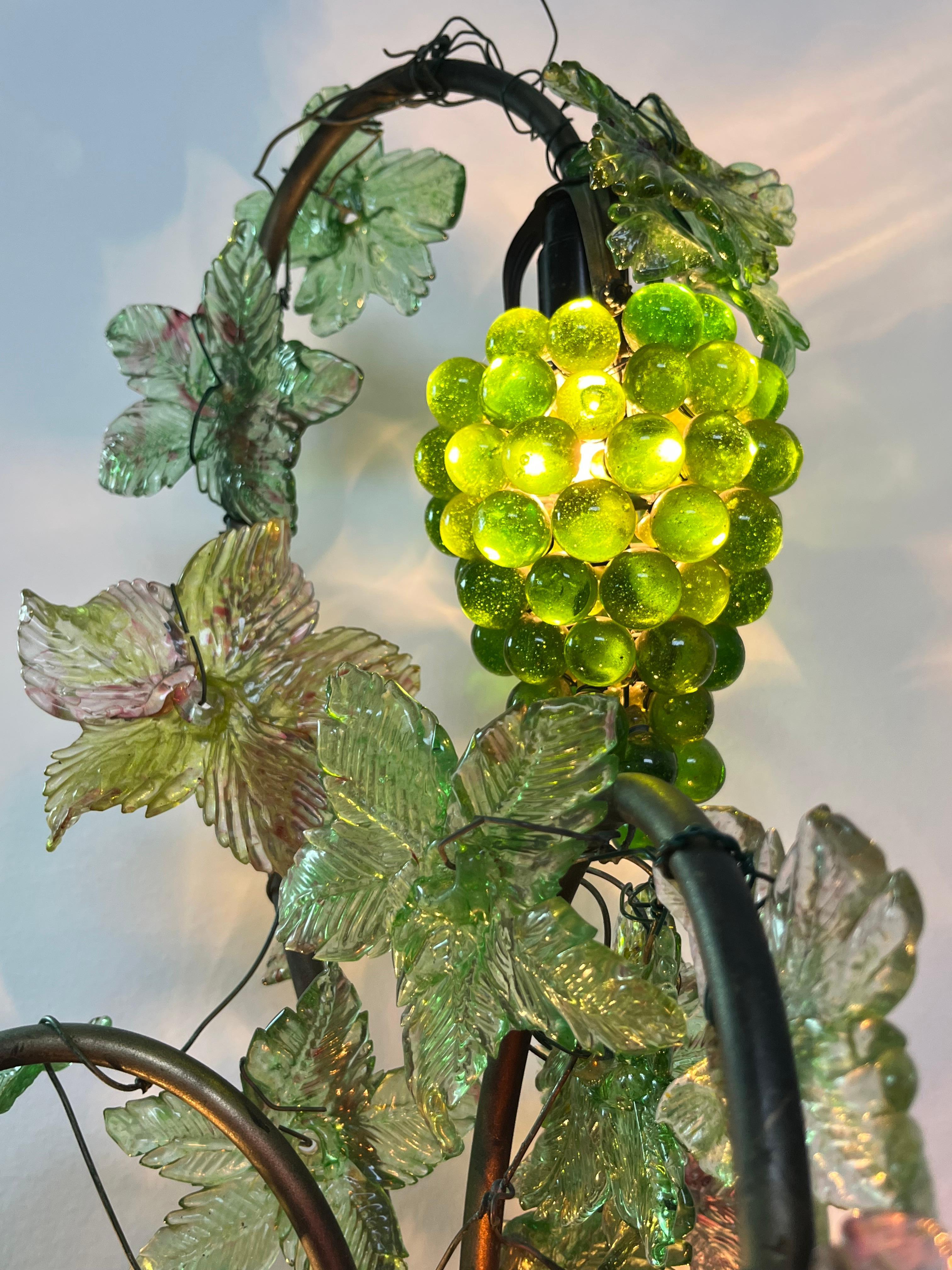 Italienische schmiedeeiserne und farbige Glas-Tischlampe aus der Mitte des Jahrhunderts, 1960er Jahre im Angebot 3