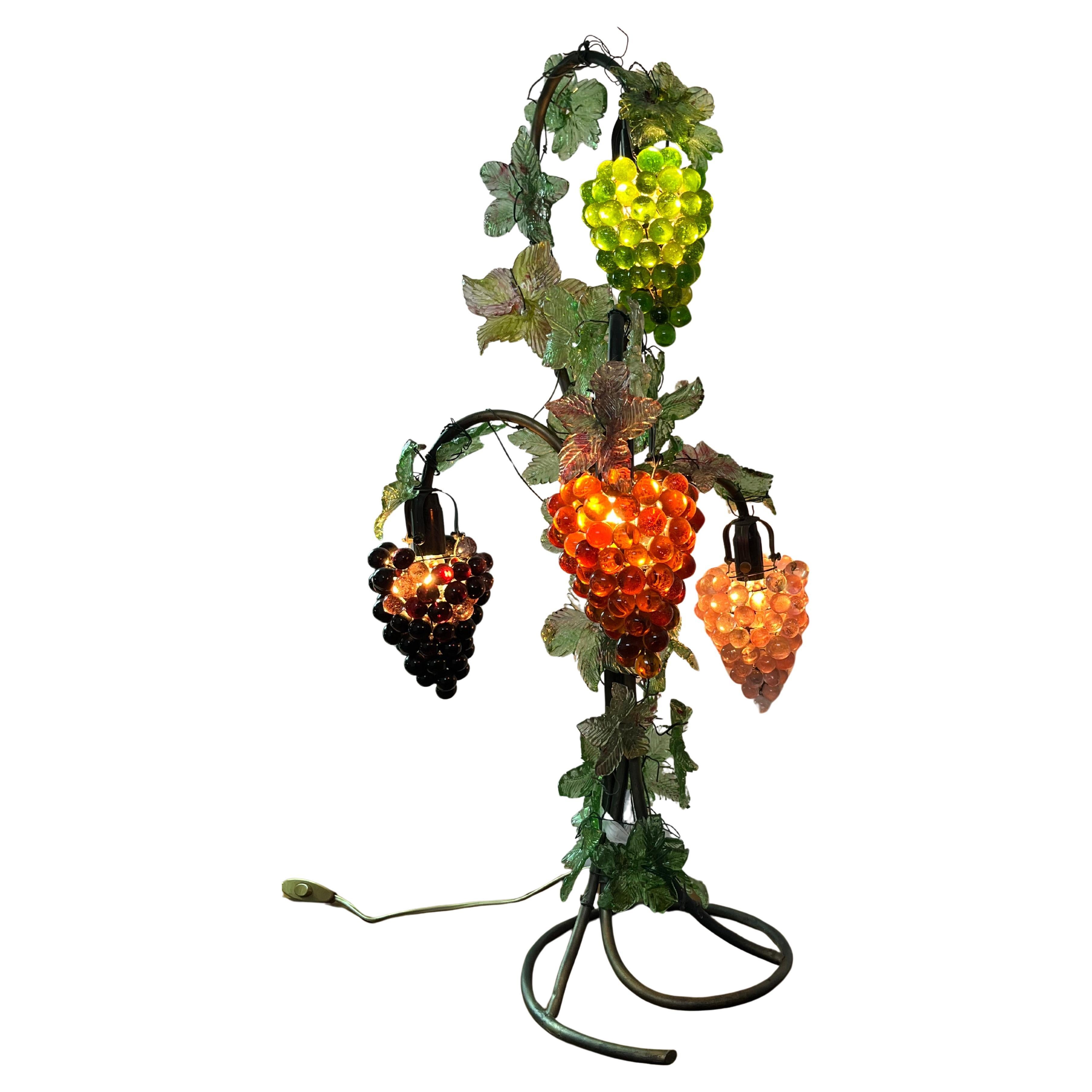Italienische schmiedeeiserne und farbige Glas-Tischlampe aus der Mitte des Jahrhunderts, 1960er Jahre im Angebot