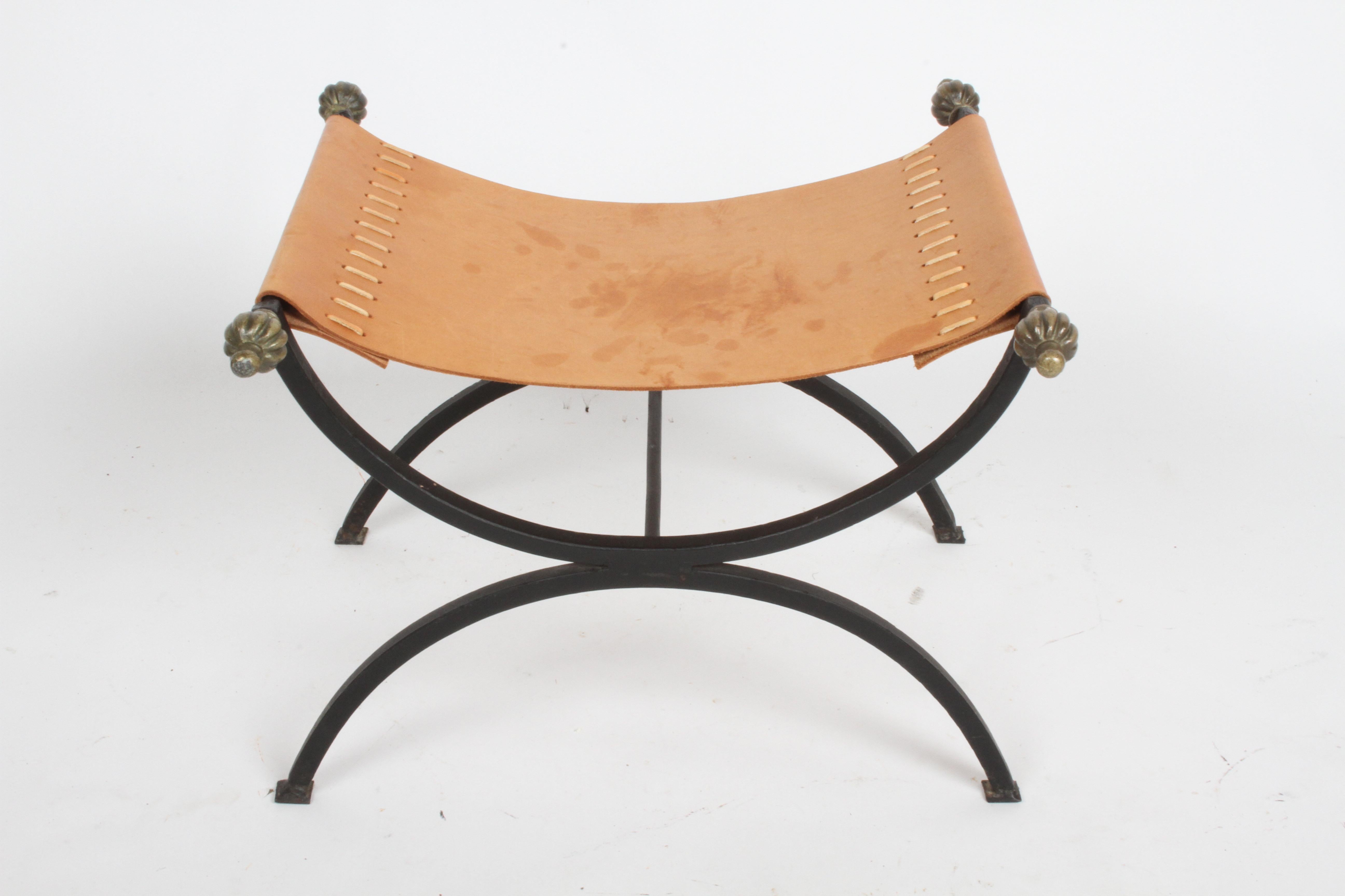 Mid-Century Modern Banc ou tabouret Savonarola X en fer forgé italien du milieu du siècle, cuir et bronze  en vente