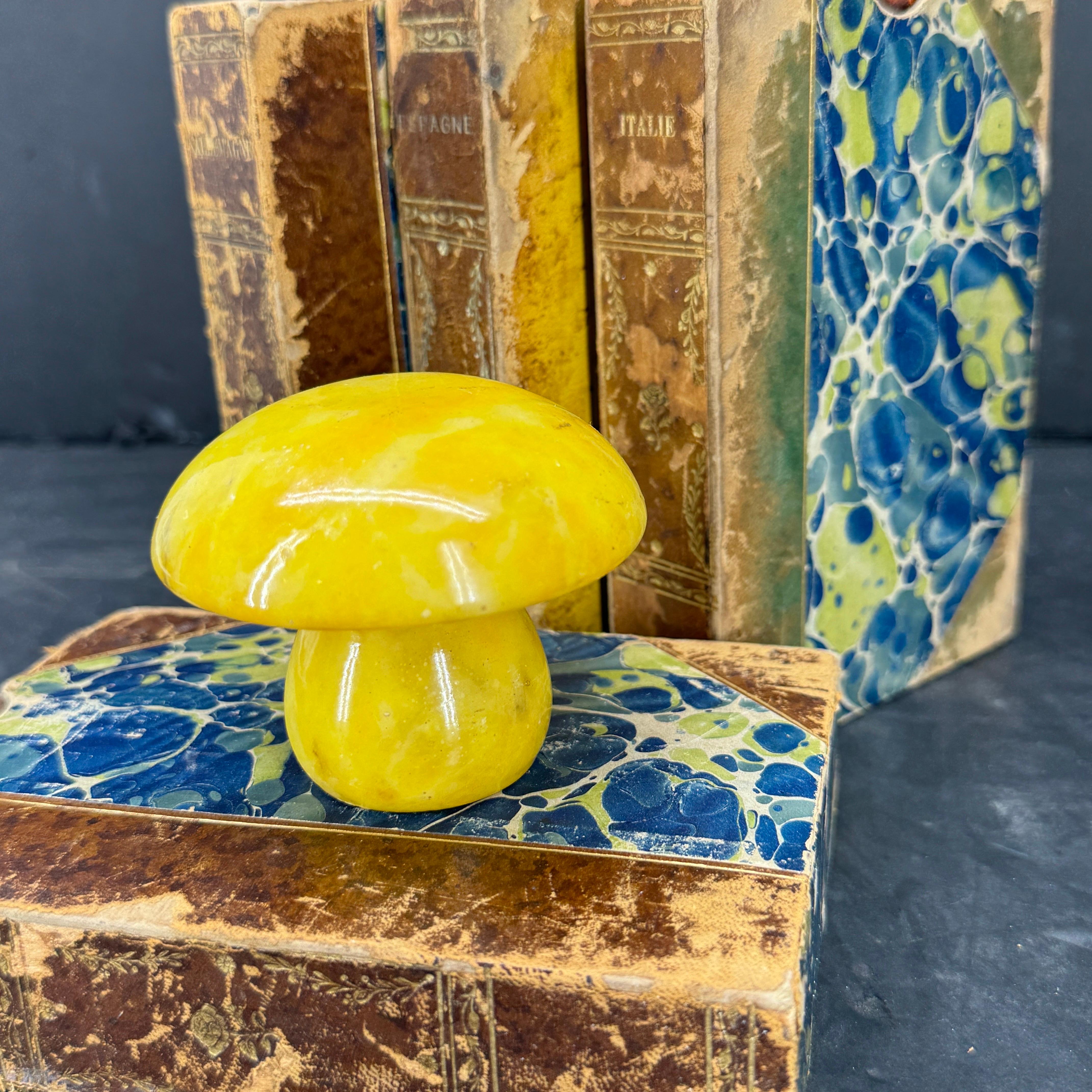 Intagliato a mano Scultura di fungo in alabastro giallo italiano di metà secolo in vendita