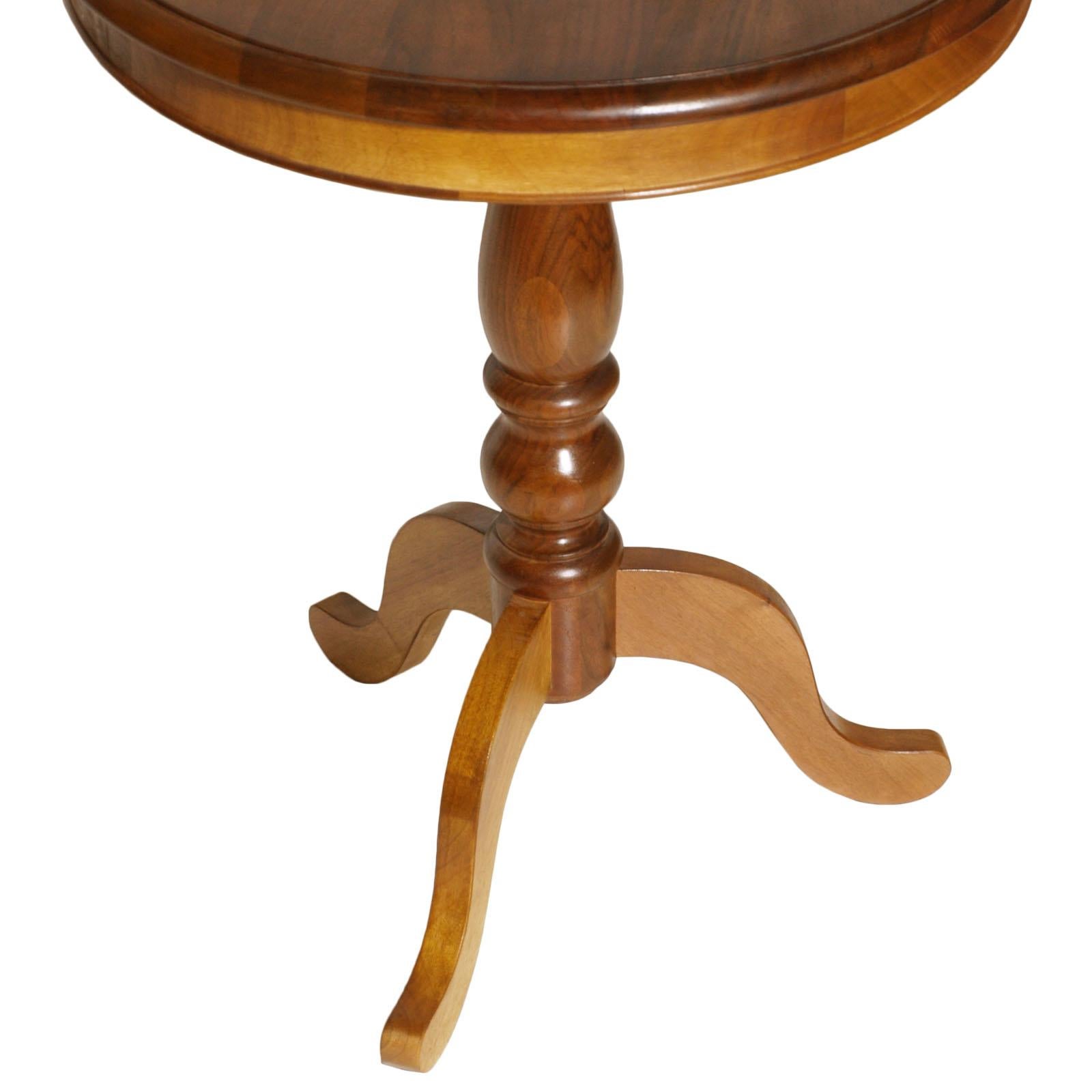 Néo-classique Table d'appoint ou table basse néoclassique d'Italie du milieu du siècle dernier, en noyer massif, poli à la cire en vente