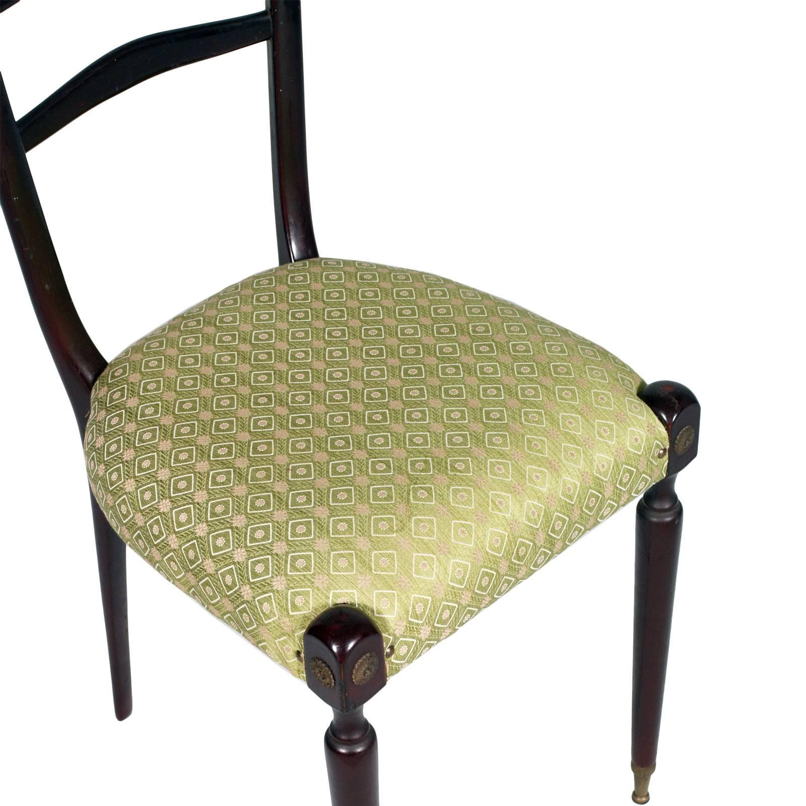 Rarísima pareja de sillas chiavari de nogal ebonizado de Paolo Buffa. Las sillas tienen asientos originales de tela con diseños geométricos en excelentes condiciones. Pies de latón dorado.
Medidas cm: H 123/48, W 40, D 44.

Sobre PAOLO BUFFA
El