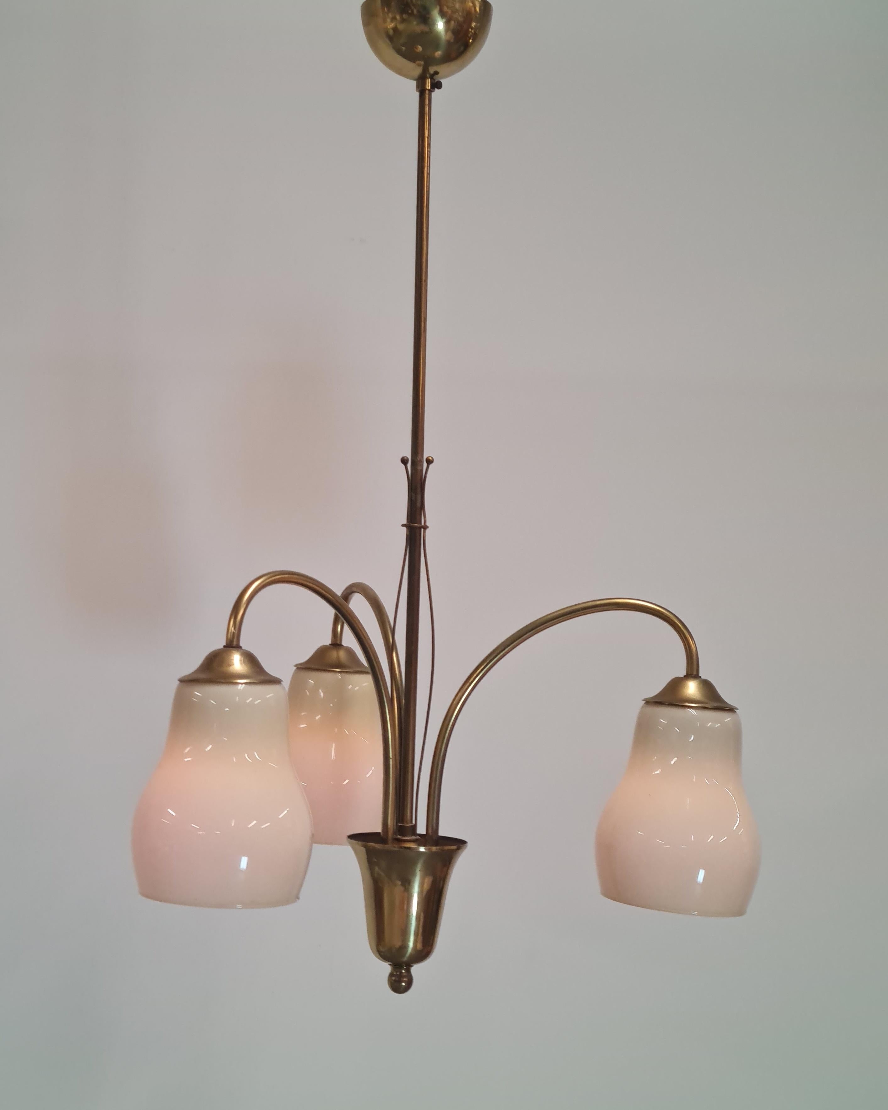 Lampada da soffitto Itsu di metà secolo modello ER 101/3 in ottone, Finlandia, anni '50 in vendita 4