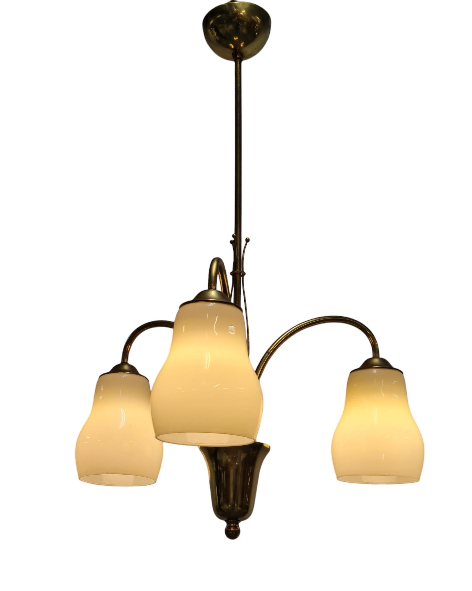 Una bellissima e delicata lampada da soffitto finlandese di metà secolo di Itsu, uno dei principali produttori di illuminazione della Finlandia. La lampada è in condizioni assolutamente originali con paralumi originali in vetro opalino. Questo e