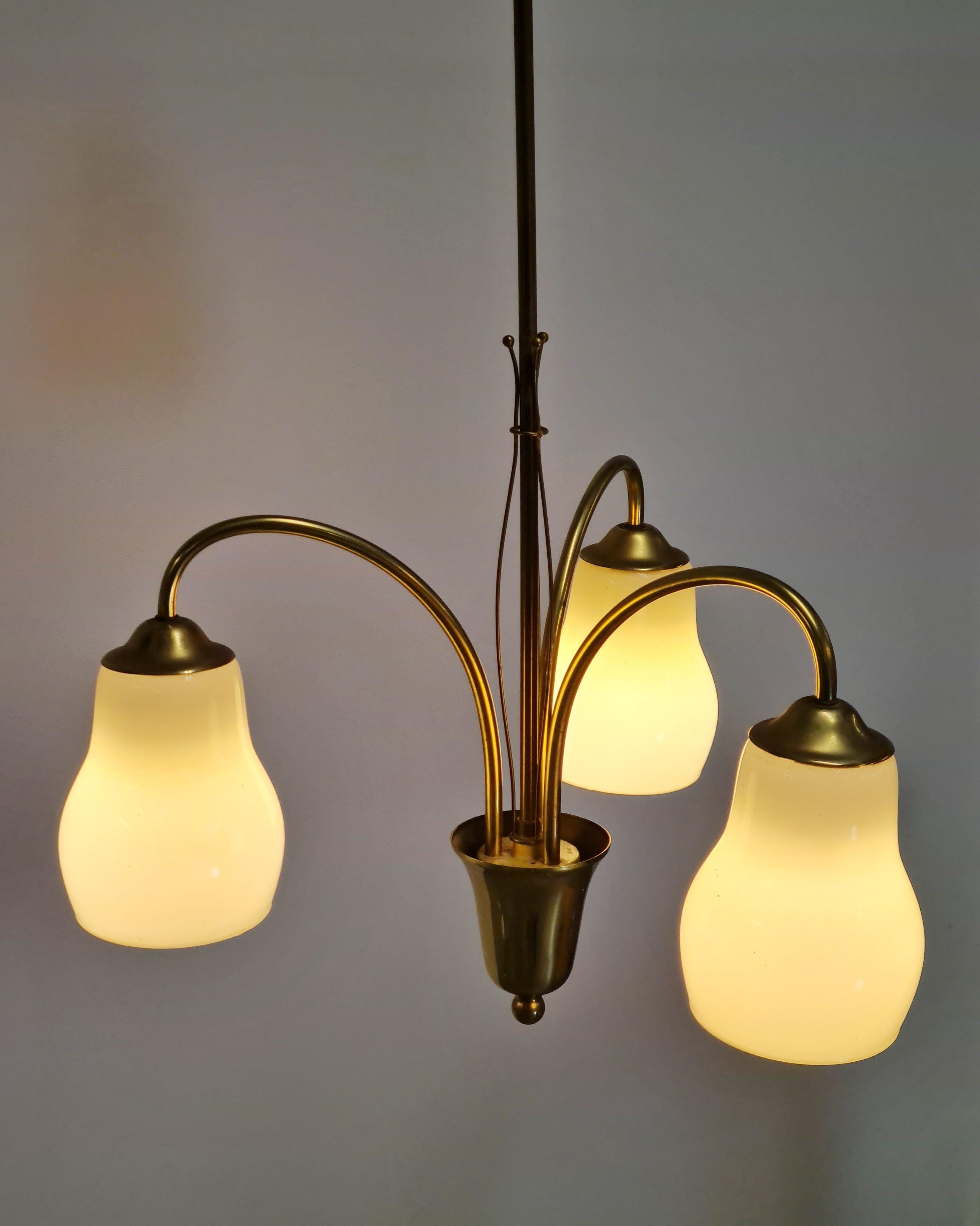 Finlandese Lampada da soffitto Itsu di metà secolo modello ER 101/3 in ottone, Finlandia, anni '50 in vendita