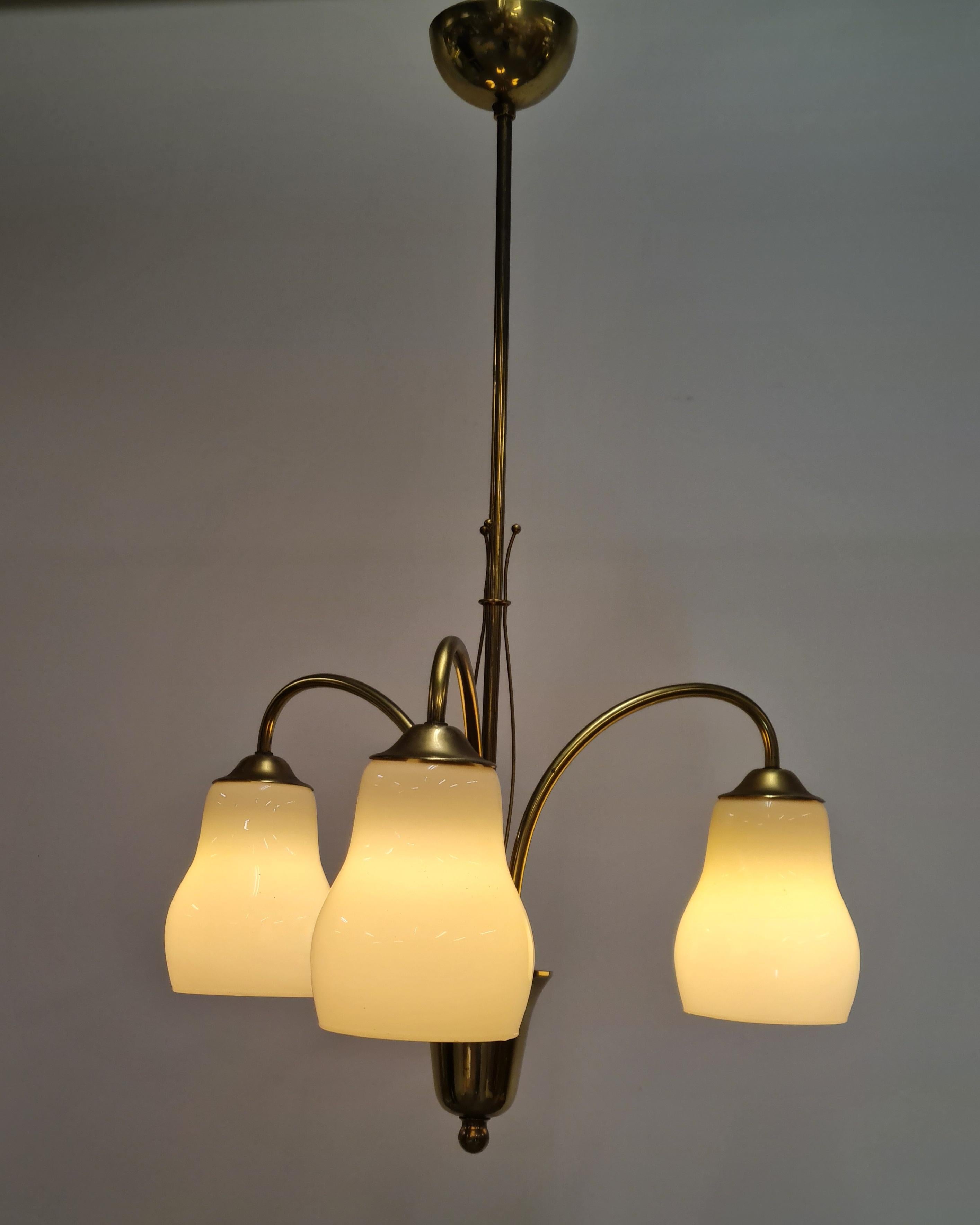 Lampada da soffitto Itsu di metà secolo modello ER 101/3 in ottone, Finlandia, anni '50 In condizioni buone in vendita a Helsinki, FI