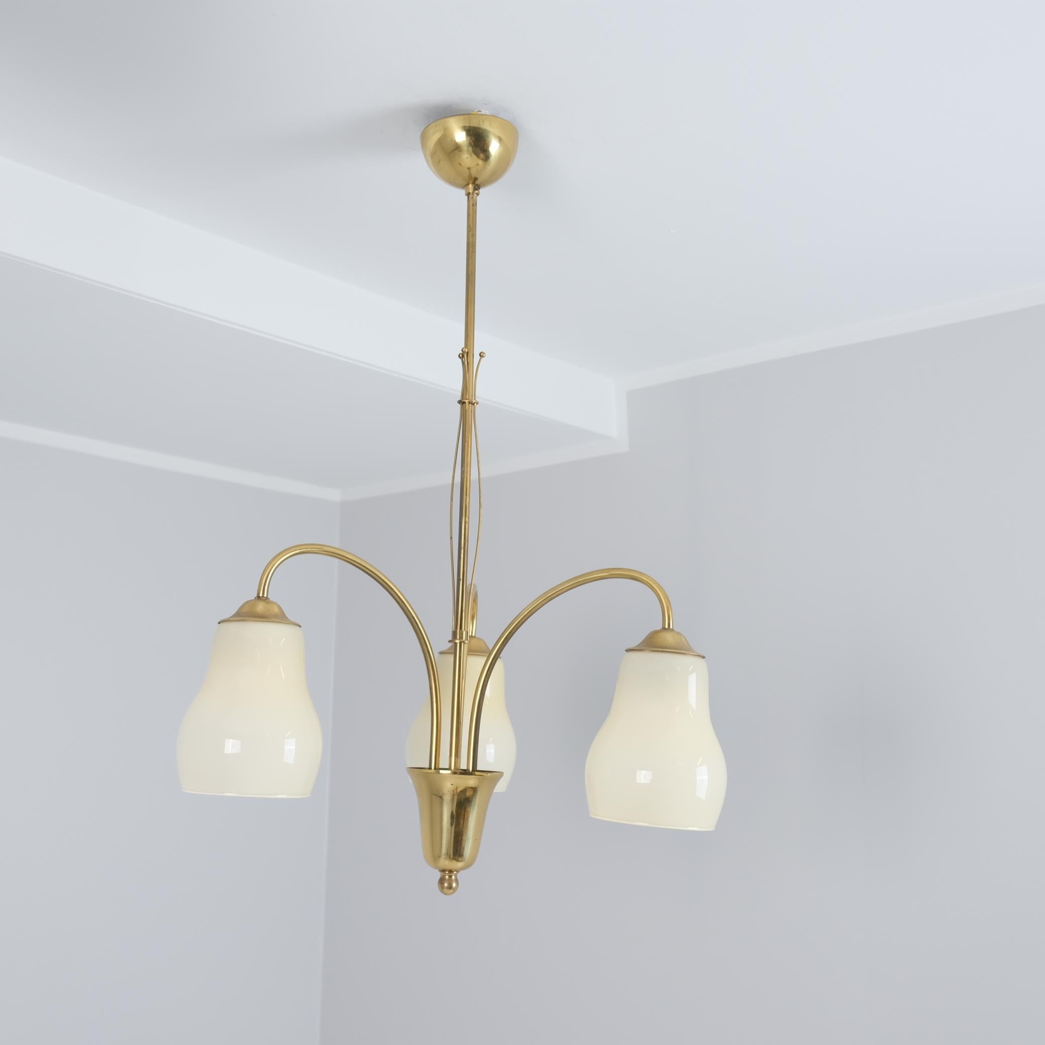 Una bellissima e delicata lampada da soffitto finlandese di metà secolo di Itsu, uno dei principali produttori di illuminazione della Finlandia. La lampada è in condizioni assolutamente originali con paralumi originali in vetro opalino. Questo e