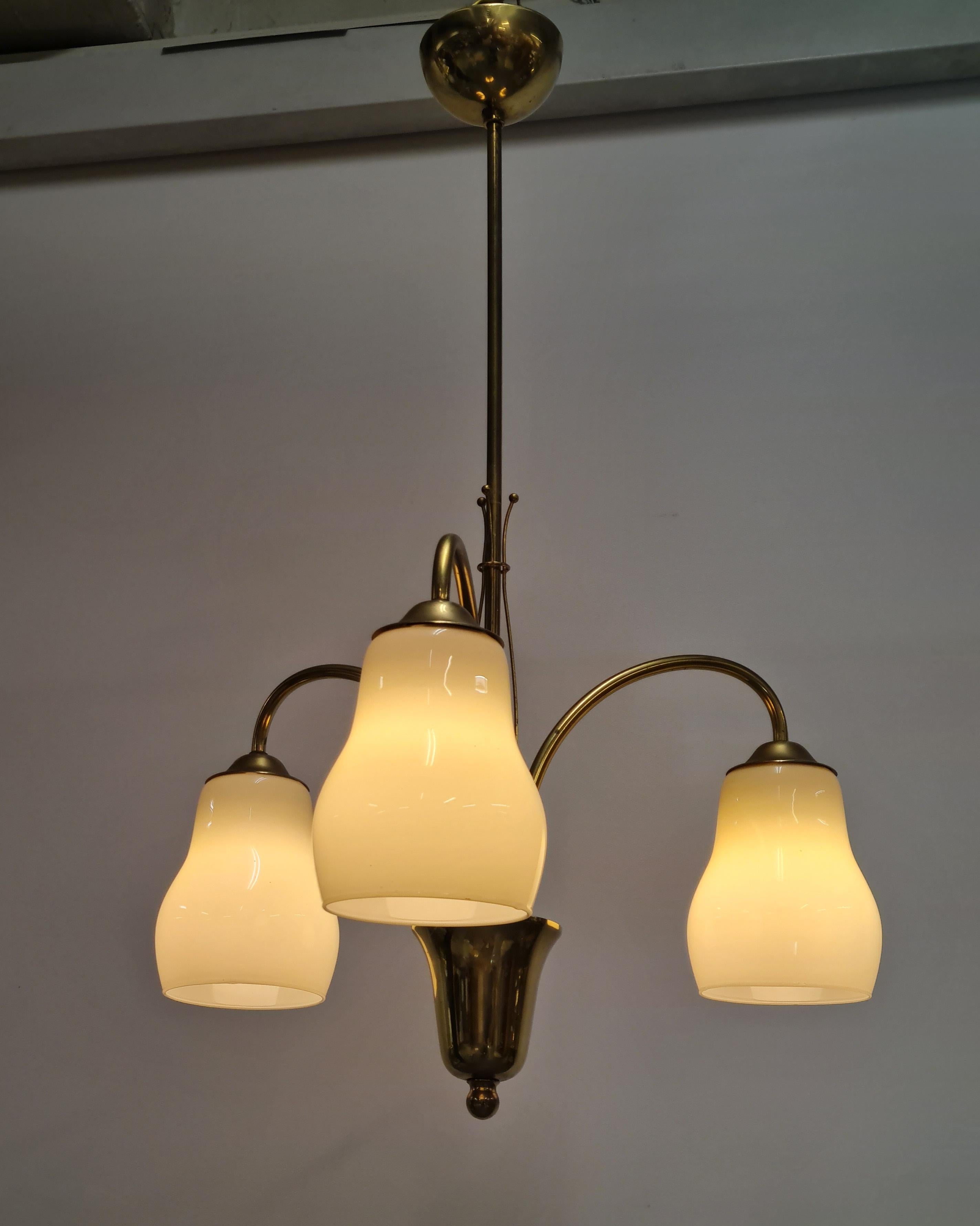 Metà XX secolo Lampada da soffitto Itsu di metà secolo modello ER 101/3 in ottone, Finlandia, anni '50 in vendita