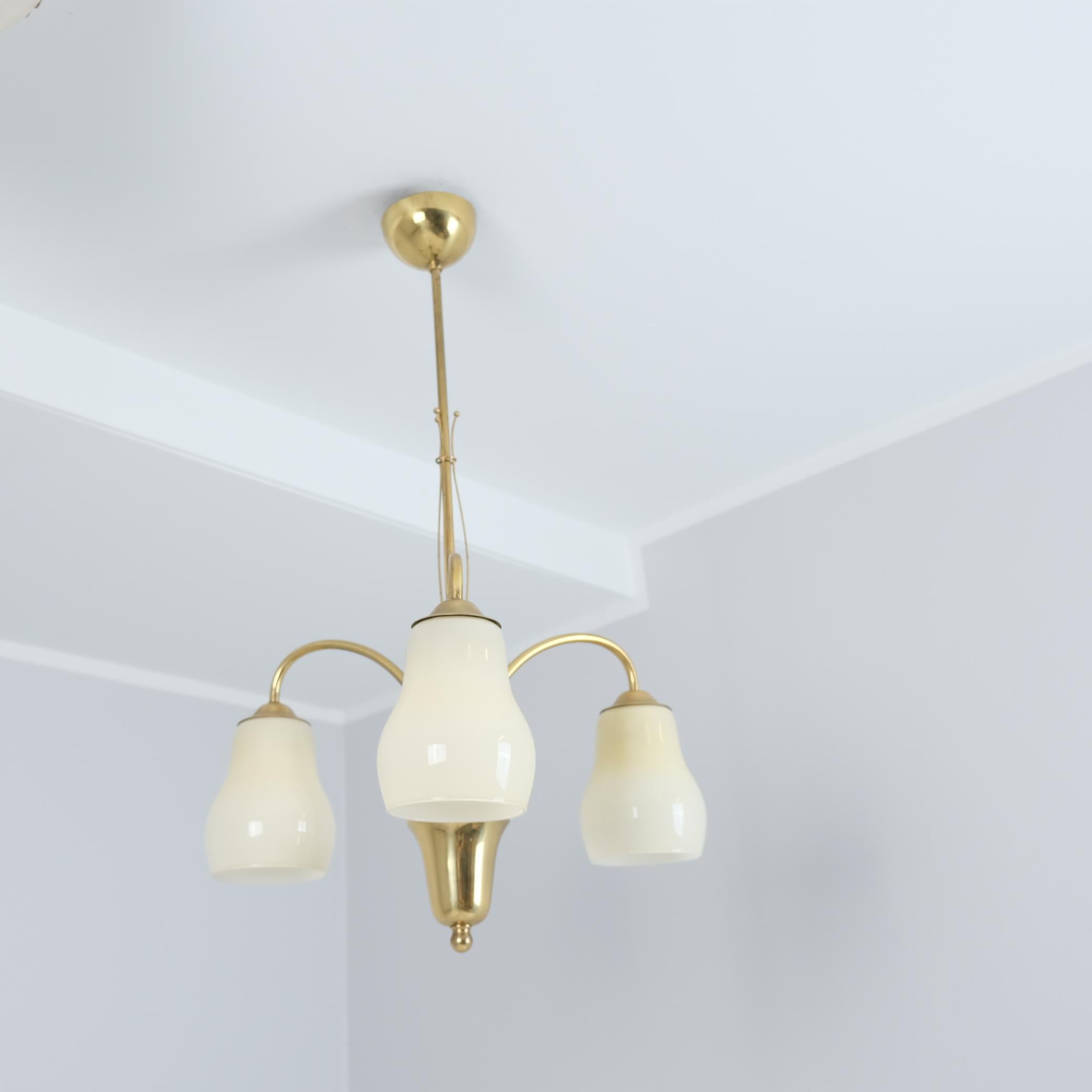 Mid-Century moderno Lampada da soffitto Itsu di metà secolo modello ER 101/3 in ottone, Finlandia, anni '50 in vendita