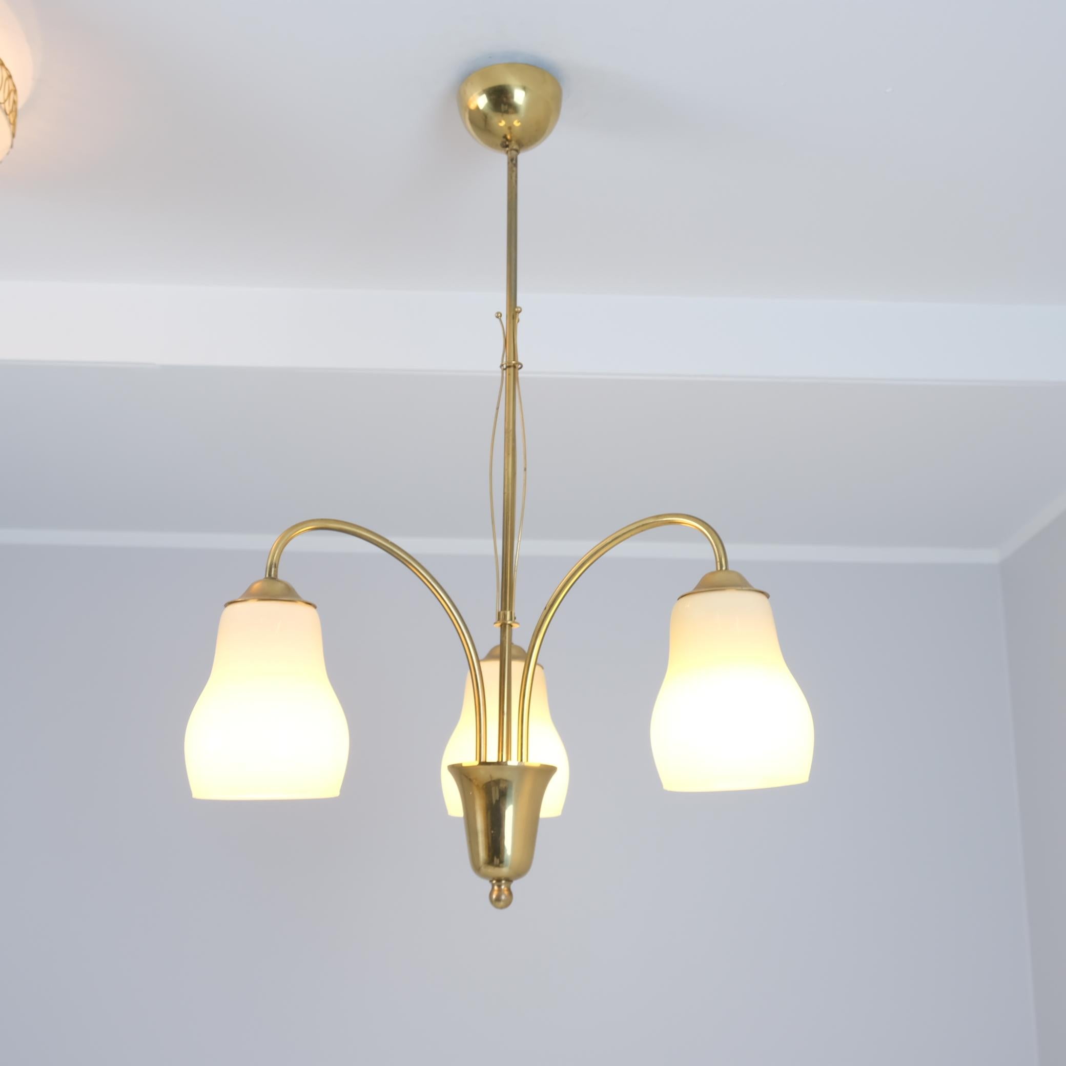 Finlandese Lampada da soffitto Itsu di metà secolo modello ER 101/3 in ottone, Finlandia, anni '50 in vendita