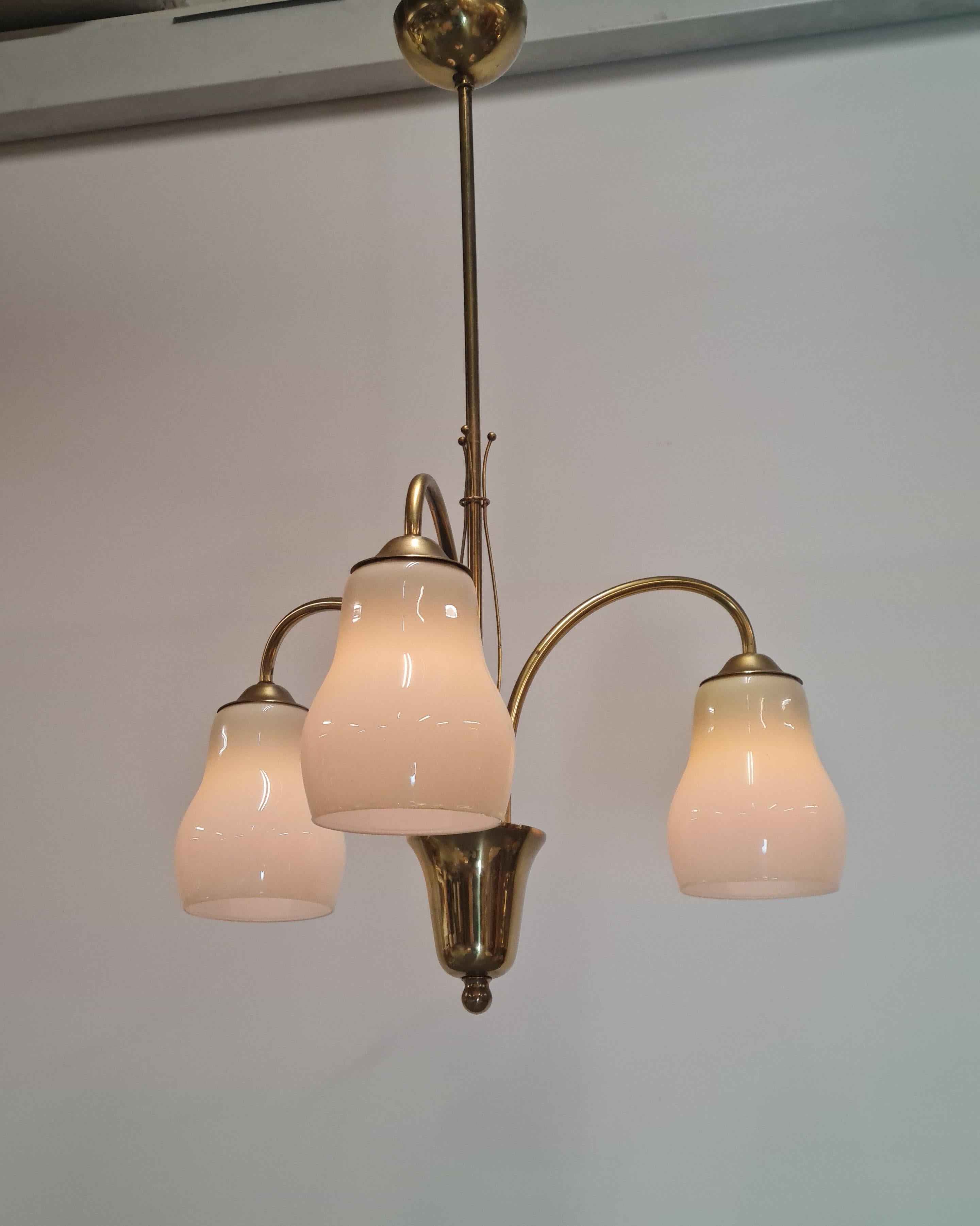 Lampada da soffitto Itsu di metà secolo modello ER 101/3 in ottone, Finlandia, anni '50 in vendita 1