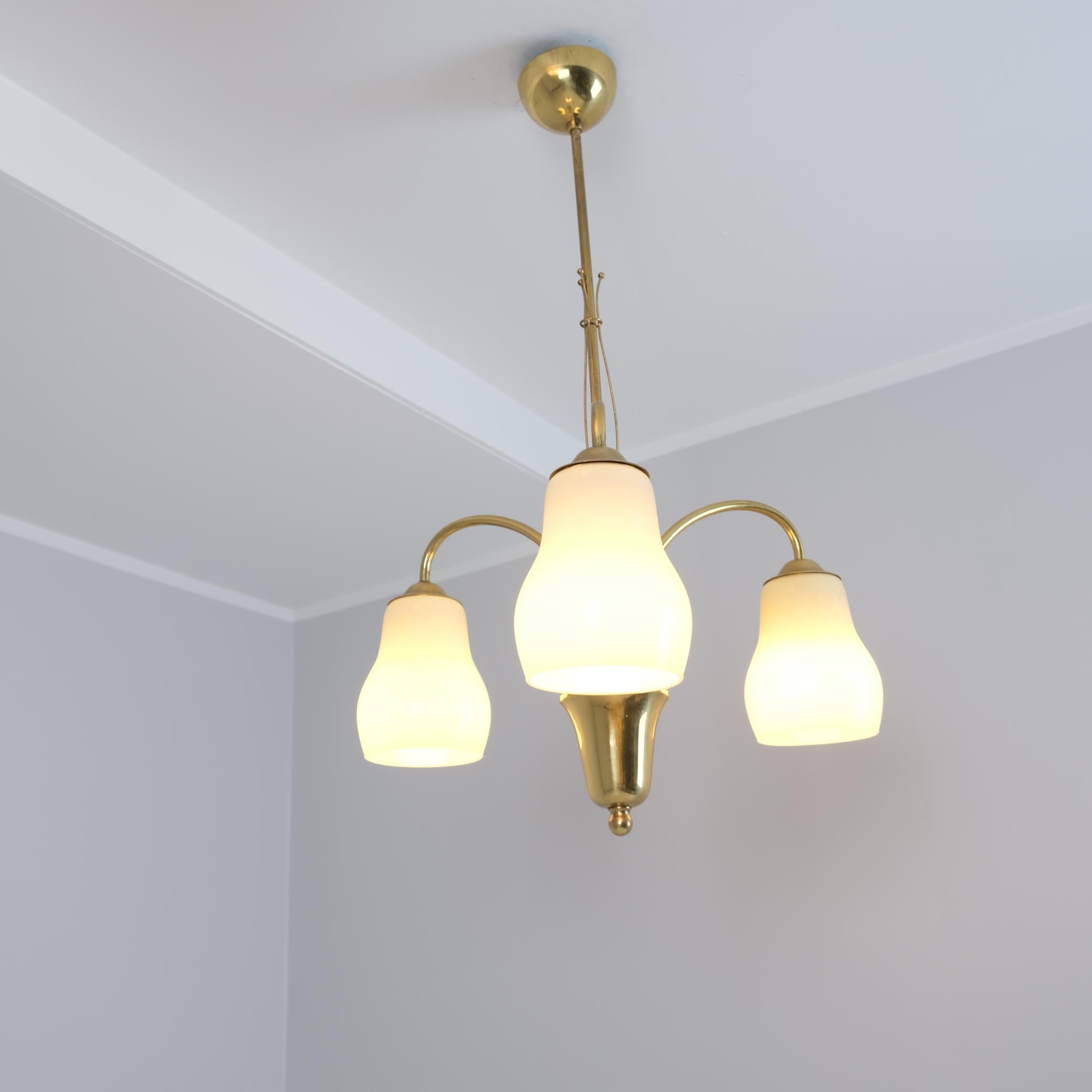 Lampada da soffitto Itsu di metà secolo modello ER 101/3 in ottone, Finlandia, anni '50 In condizioni buone in vendita a Helsinki, FI