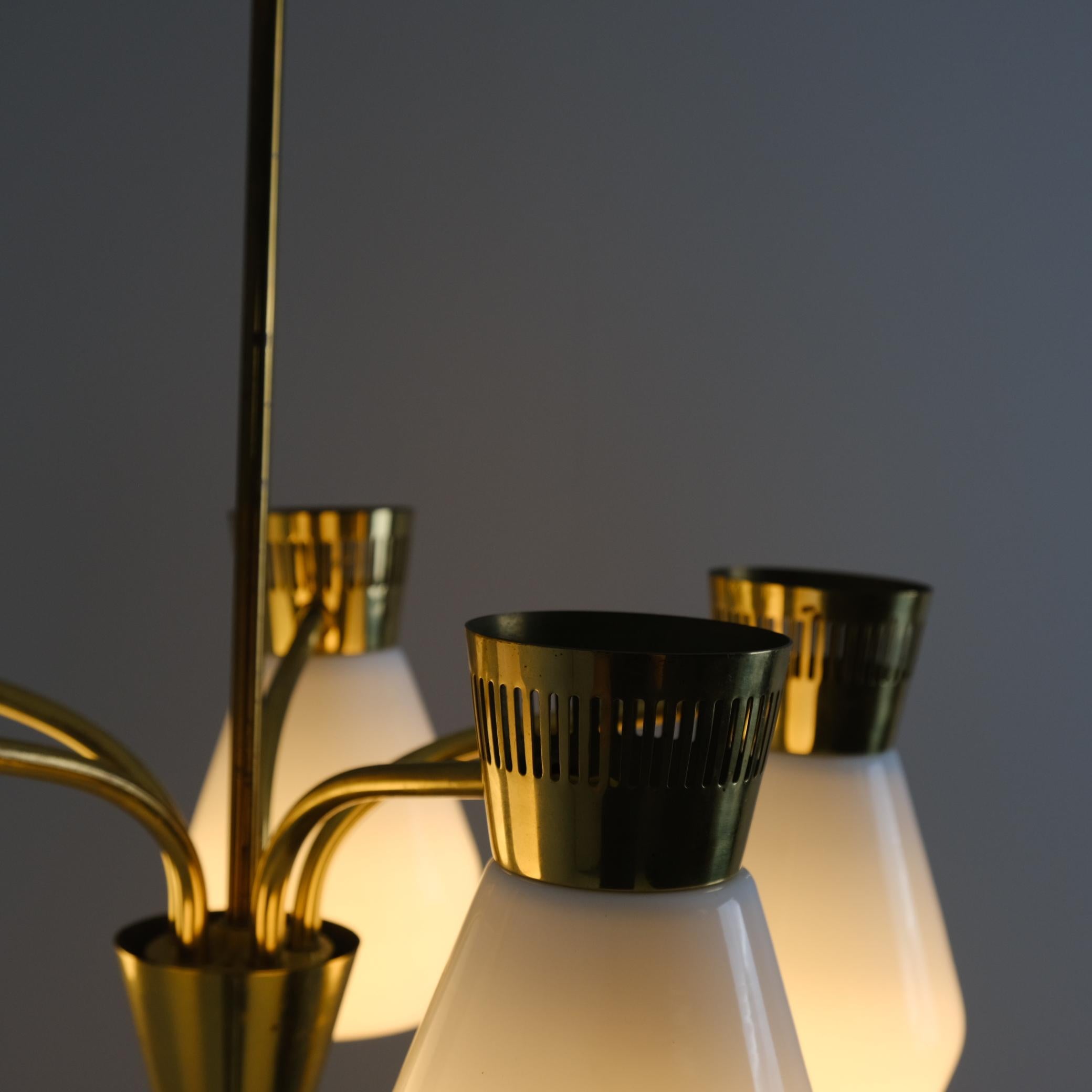 Ottone Lampada da soffitto Itsu di metà secolo modello ER 103/5 in ottone e opalina, Finlandia, anni '50 in vendita