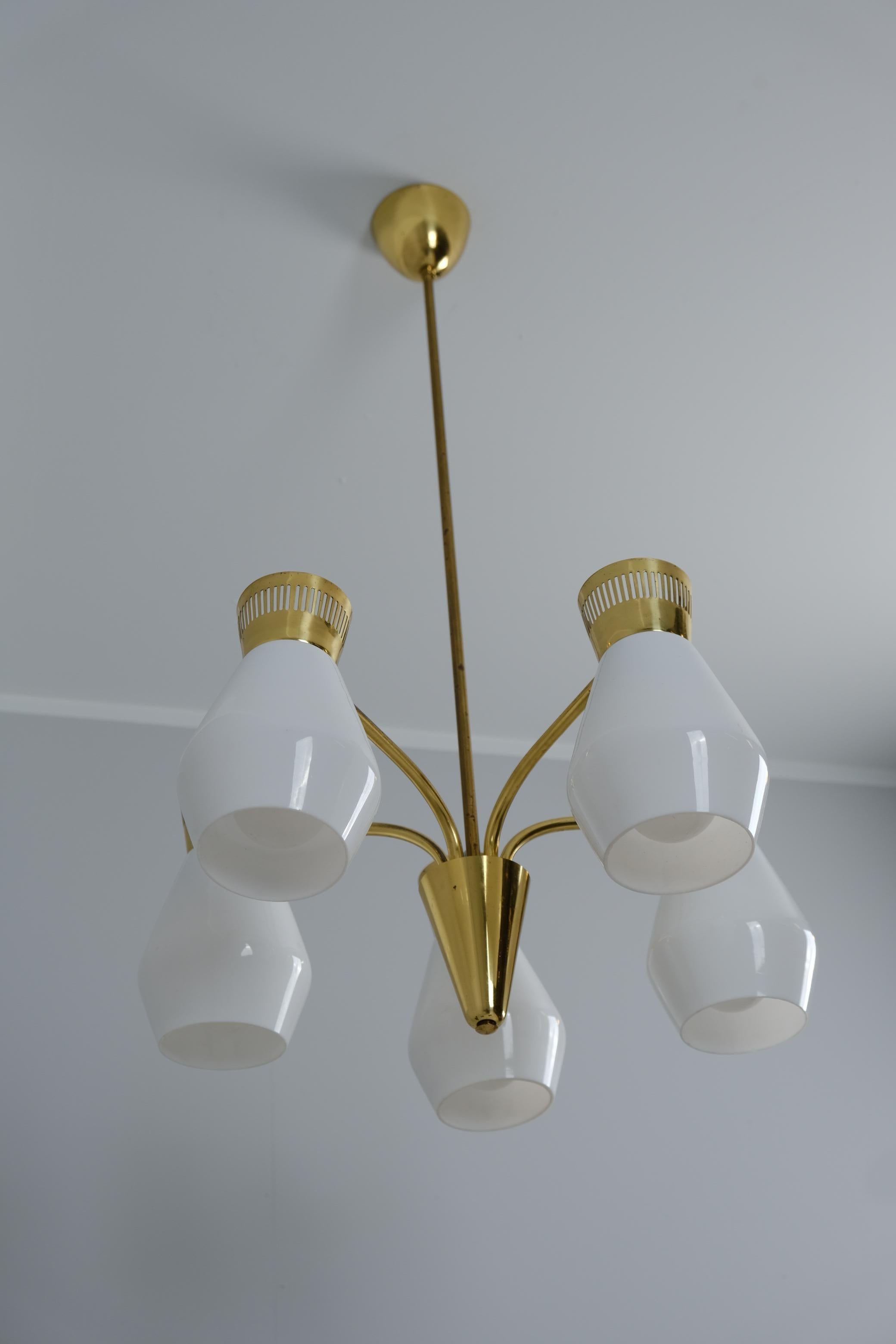 Mid-Century moderno Lampada da soffitto Itsu di metà secolo modello ER 103/5 in ottone e opalina, Finlandia, anni '50 in vendita