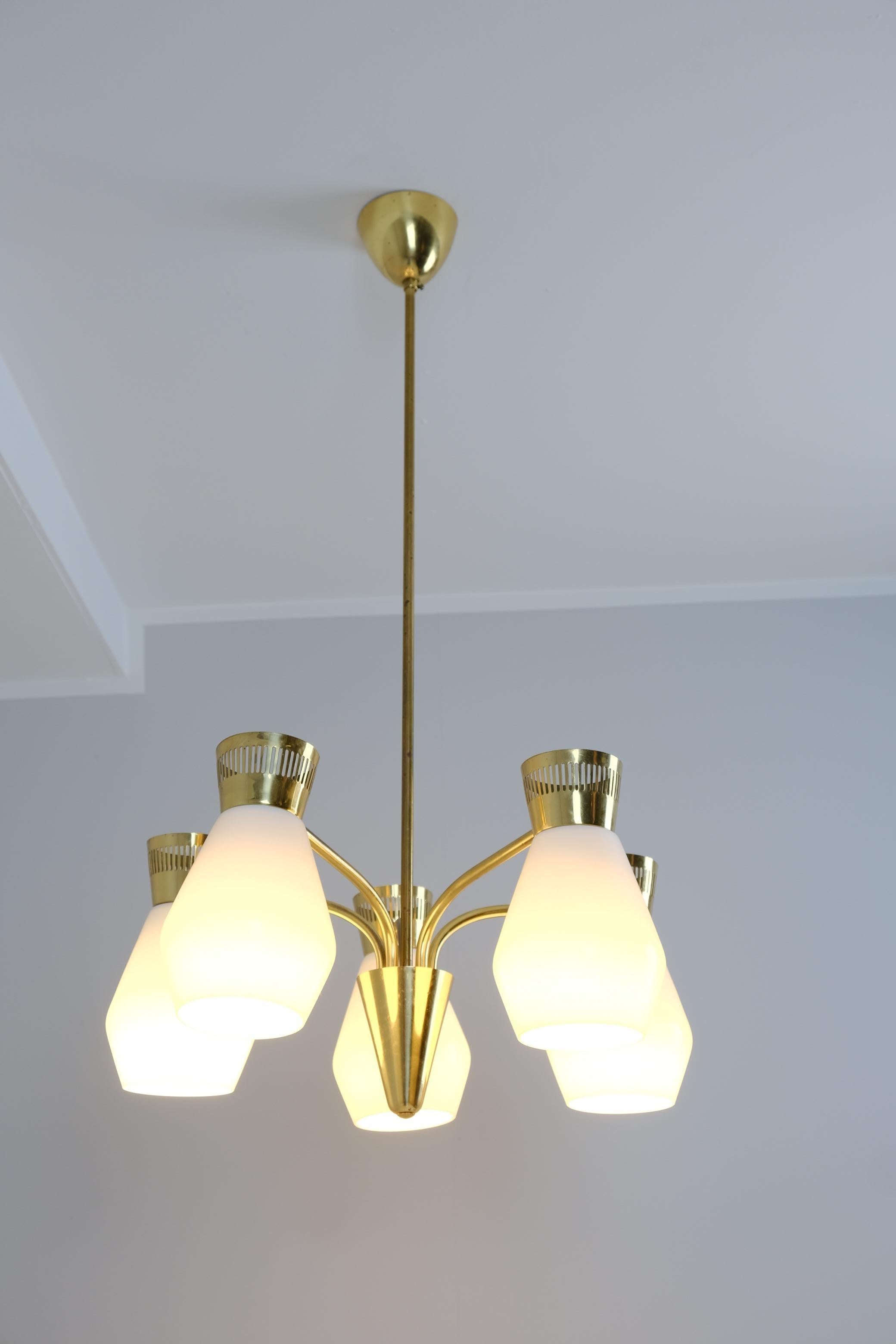 Finlandese Lampada da soffitto Itsu di metà secolo modello ER 103/5 in ottone e opalina, Finlandia, anni '50 in vendita