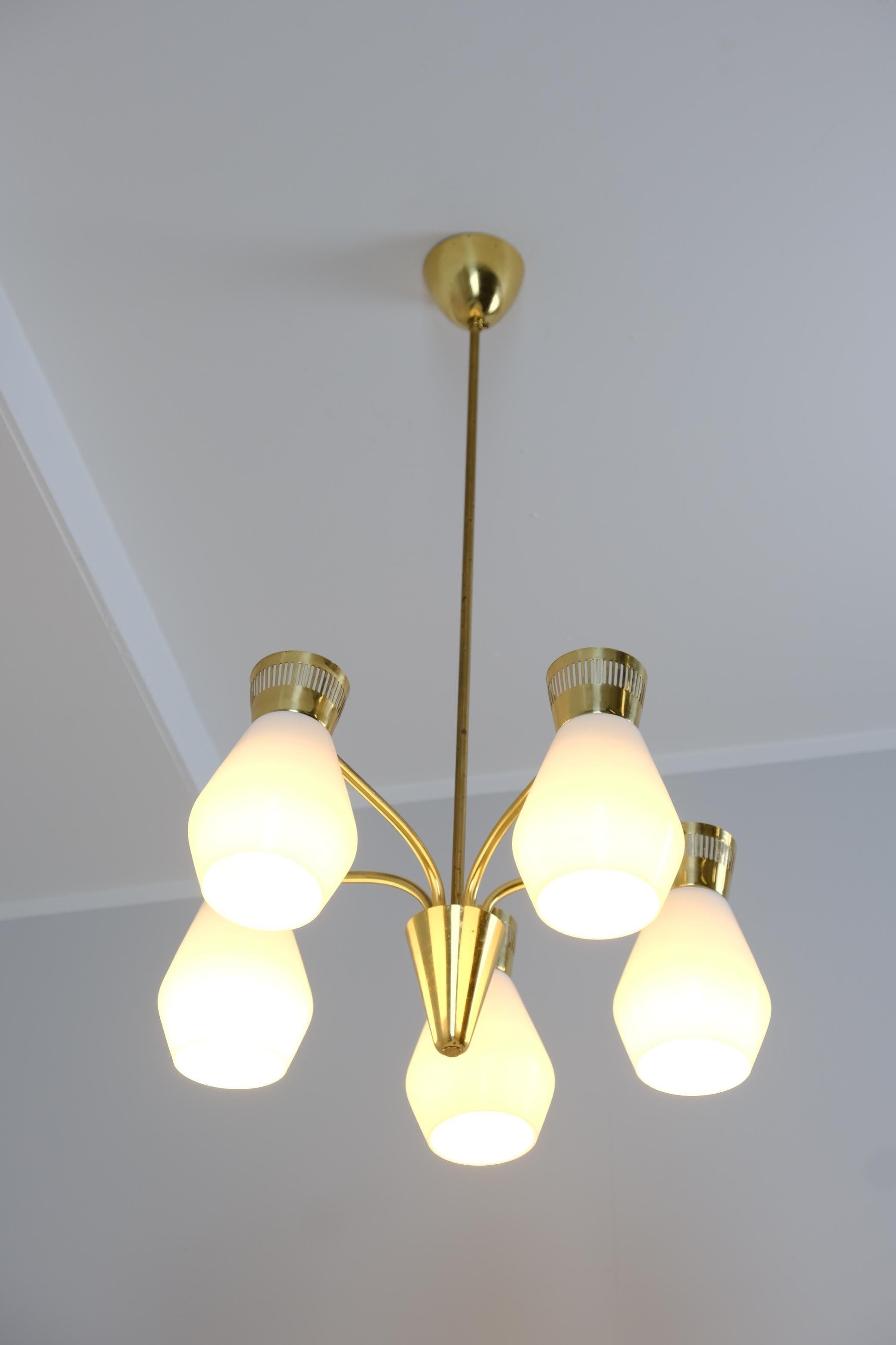 Lampada da soffitto Itsu di metà secolo modello ER 103/5 in ottone e opalina, Finlandia, anni '50 In condizioni buone in vendita a Helsinki, FI