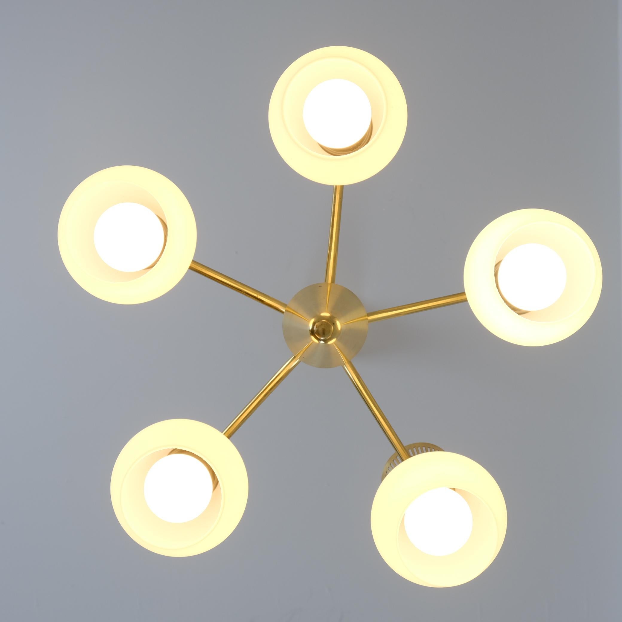 Metà XX secolo Lampada da soffitto Itsu di metà secolo modello ER 103/5 in ottone e opalina, Finlandia, anni '50 in vendita
