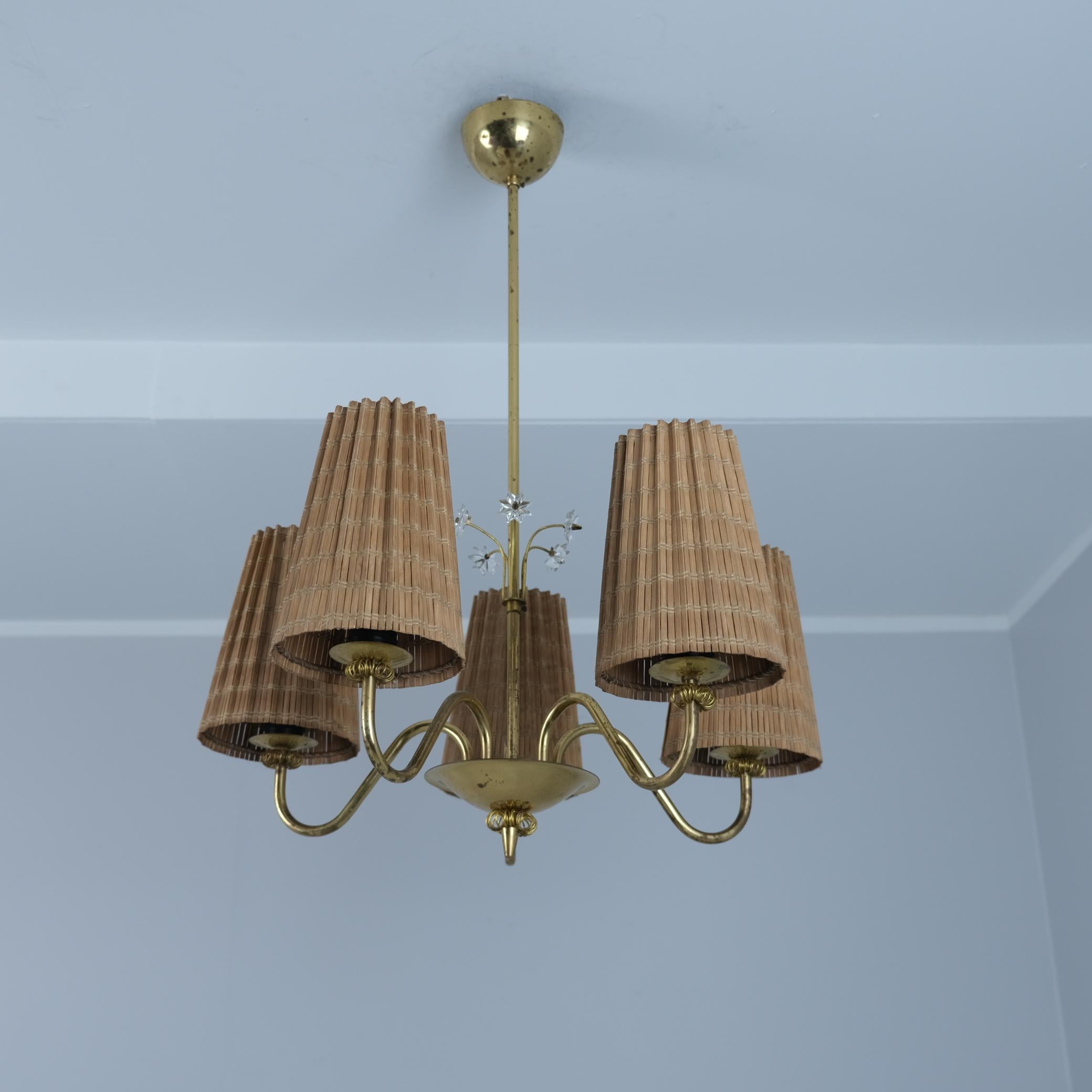 Una delicata lampada da soffitto finlandese di metà secolo, modello ER 5203/5 di Itsu, uno dei principali produttori di illuminazione della Finlandia. Il design è caratterizzato da una base centrale in ottone con decorazioni di fiori in vetro e
