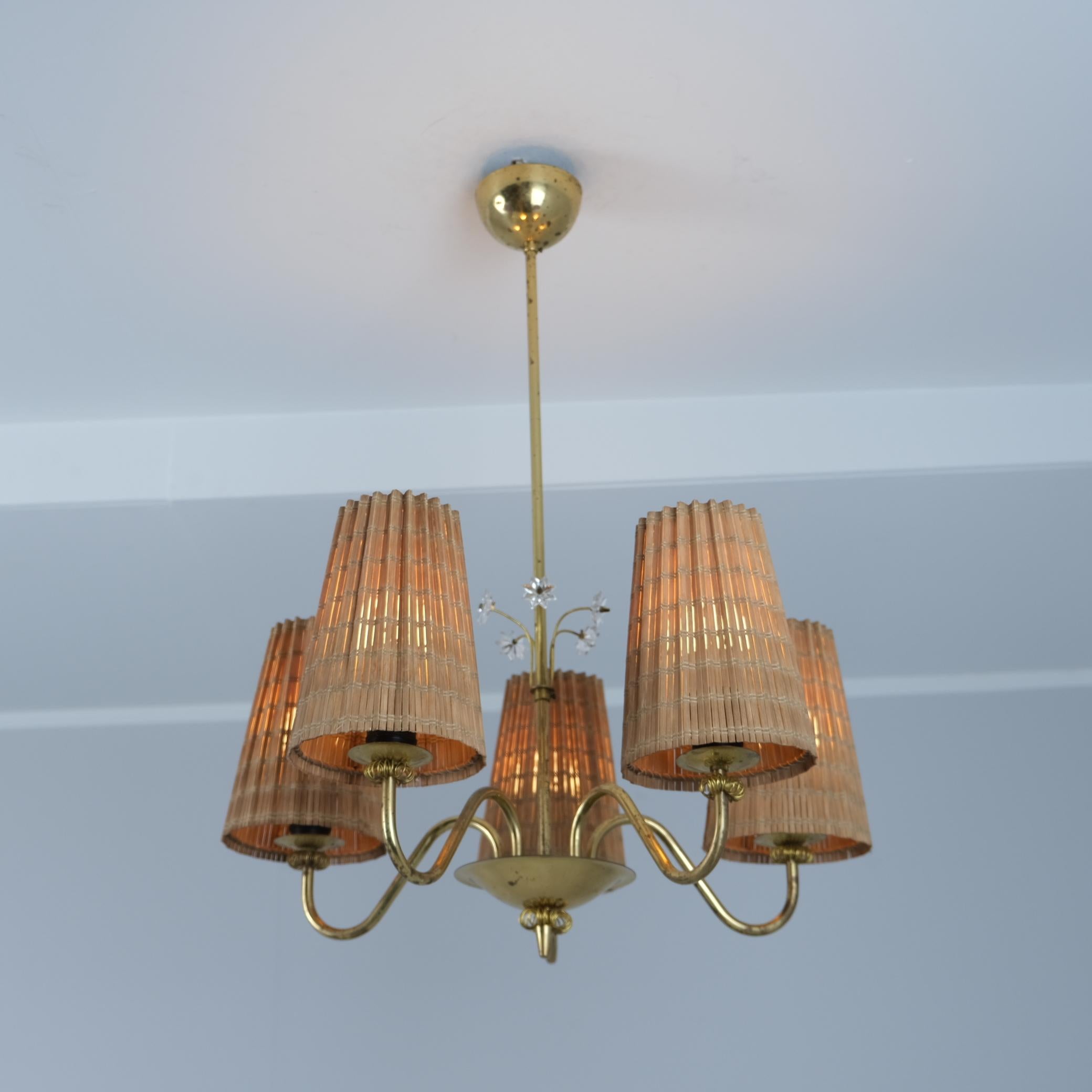 Mid-Century moderno Lampada da soffitto Itsu di metà secolo modello ER 5203/5 in ottone e rattan, Finlandia, anni '50 in vendita