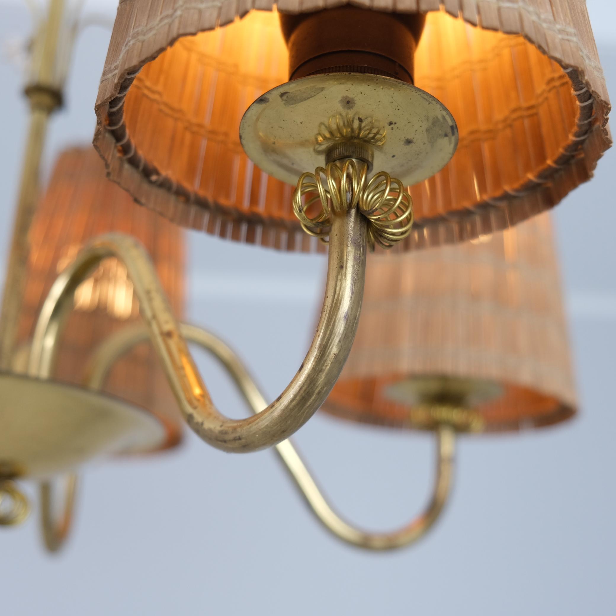 Metà XX secolo Lampada da soffitto Itsu di metà secolo modello ER 5203/5 in ottone e rattan, Finlandia, anni '50 in vendita