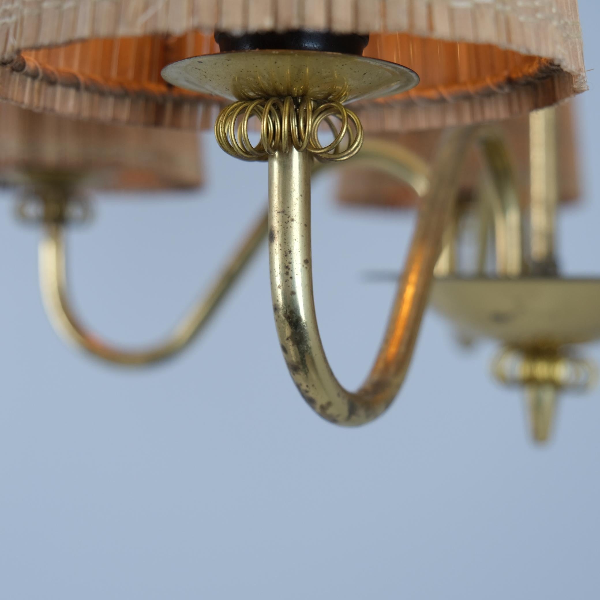 Lampada da soffitto Itsu di metà secolo modello ER 5203/5 in ottone e rattan, Finlandia, anni '50 in vendita 1