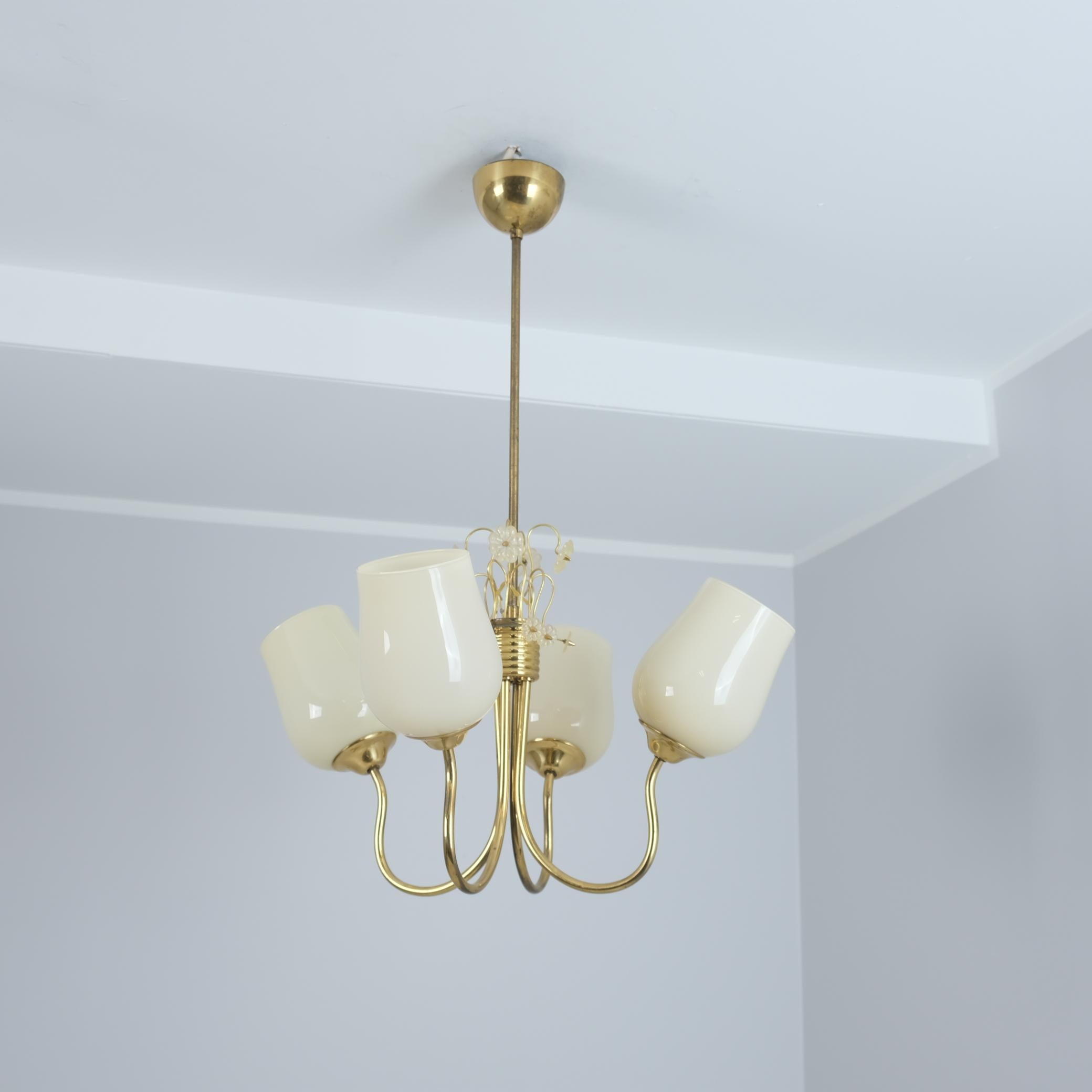 Una bellissima e delicata lampada da soffitto finlandese di metà secolo modello ER 79/4 di Itsu, uno dei principali produttori di illuminazione della Finlandia.
La lampada è in condizioni assolutamente originali con paralumi originali in vetro