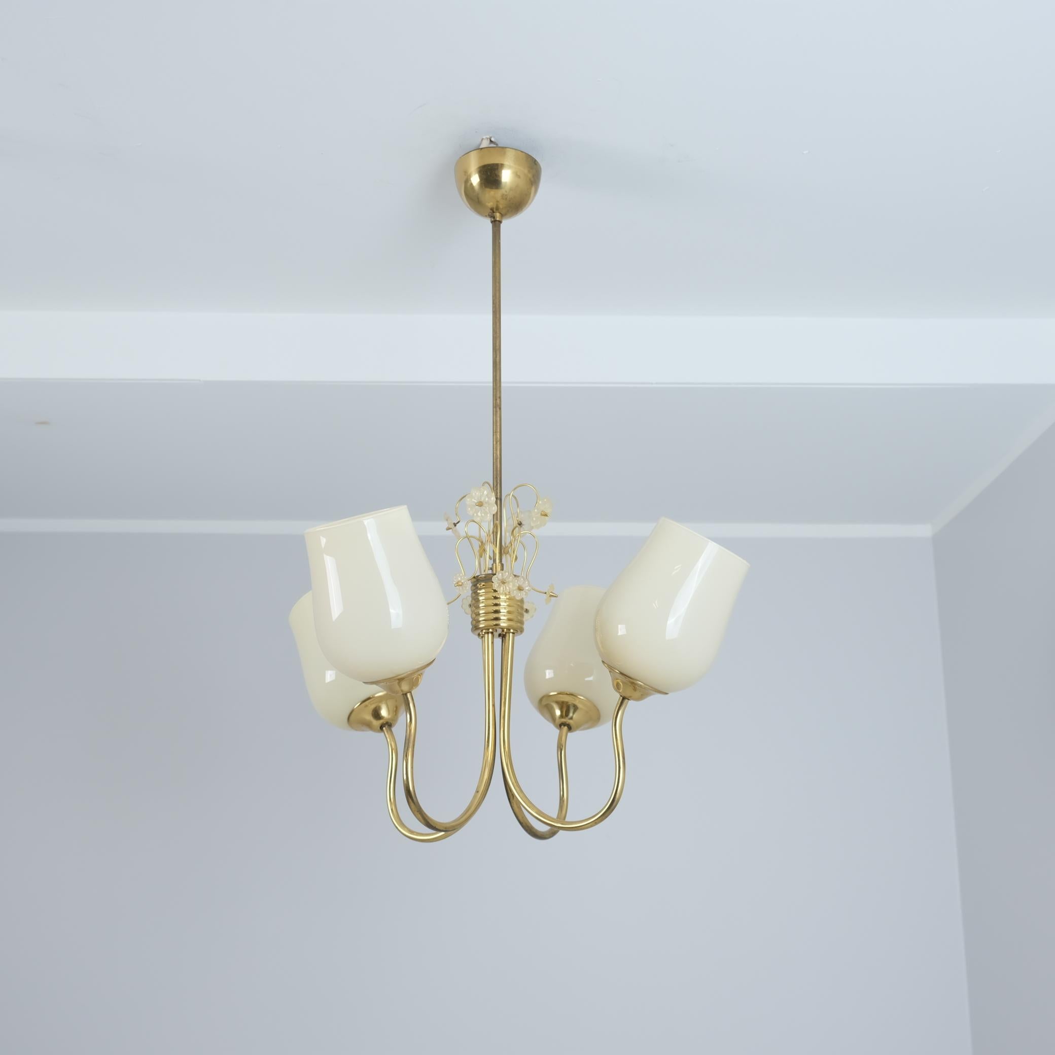 Mid-Century moderno Lampada da soffitto Itsu di metà secolo modello ER 79 con fiori di margherita, Finlandia, anni '50 in vendita