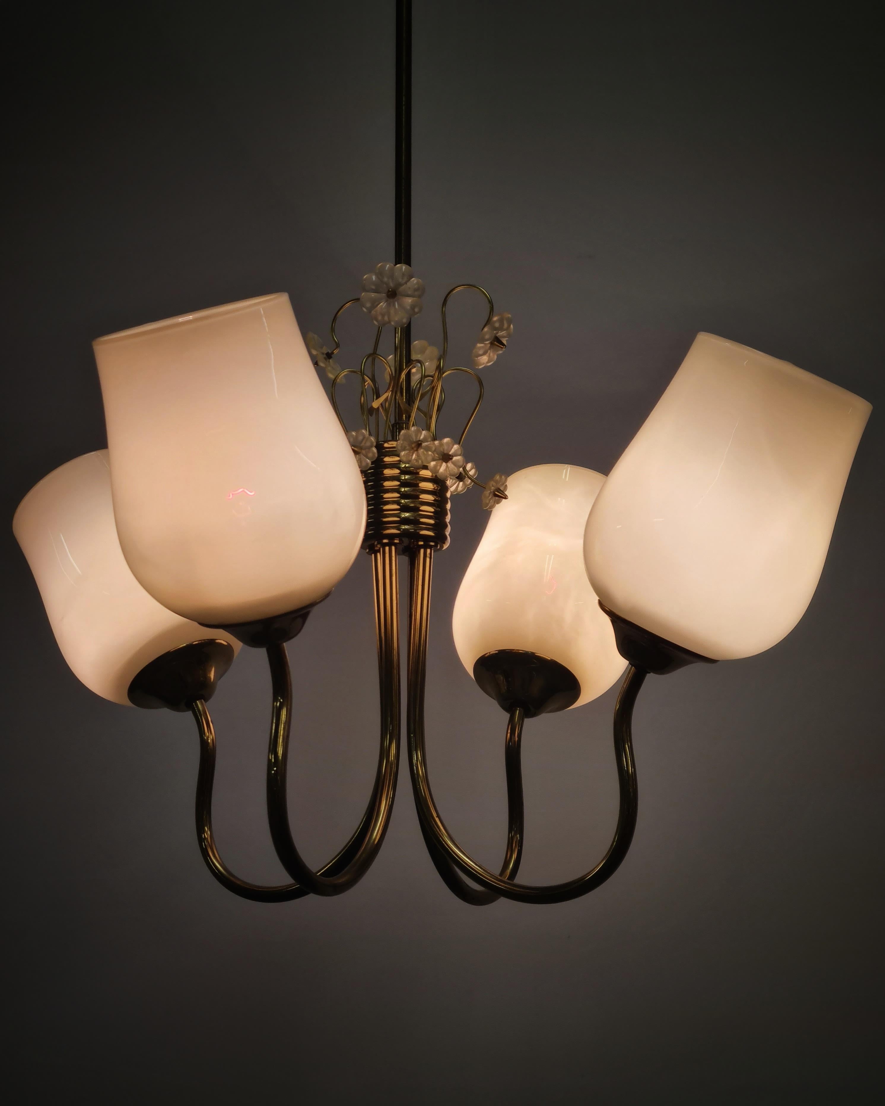 Lampada da soffitto Itsu di metà secolo modello ER 79 con fiori di margherita, Finlandia, anni '50 In condizioni buone in vendita a Helsinki, FI