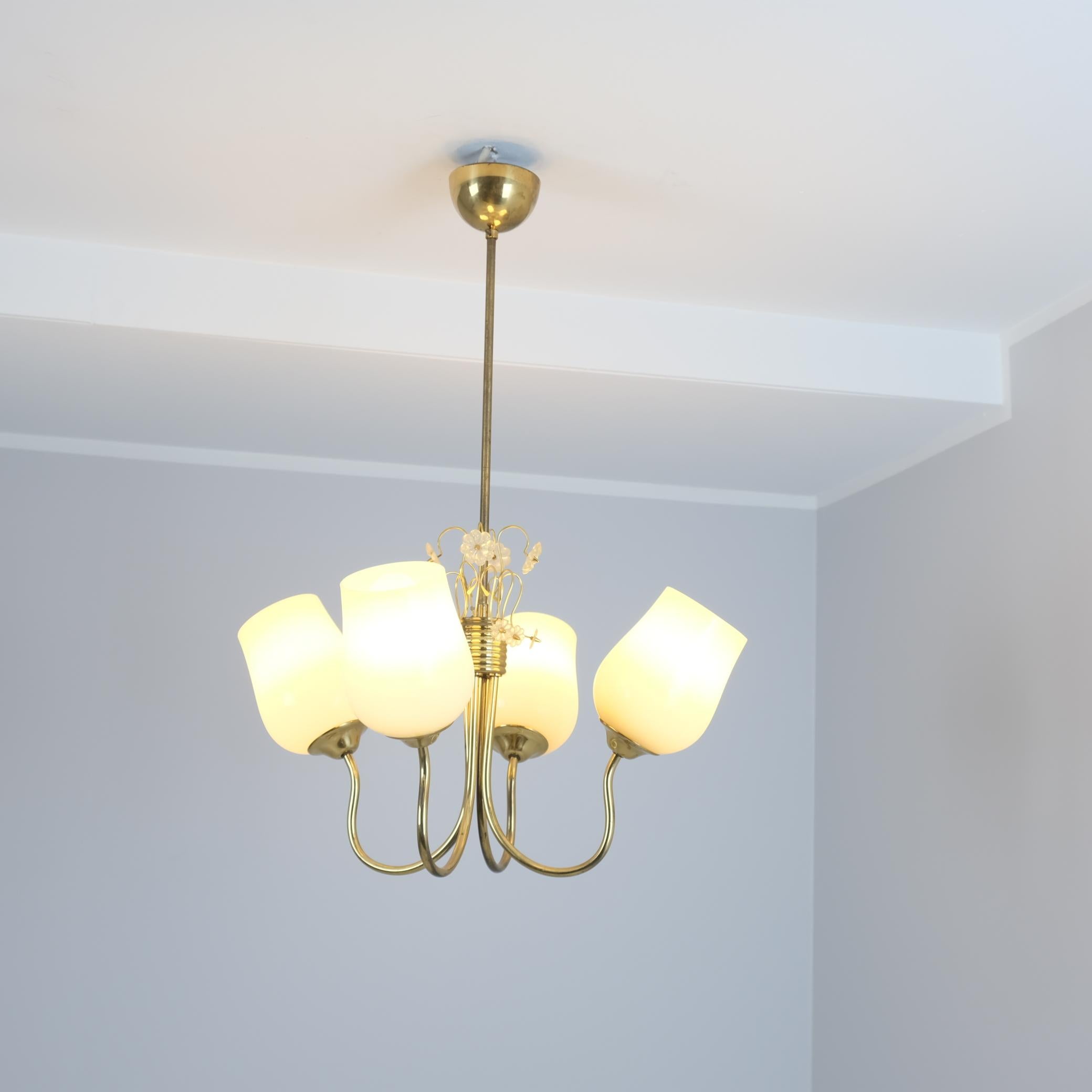 Finlandese Lampada da soffitto Itsu di metà secolo modello ER 79 con fiori di margherita, Finlandia, anni '50 in vendita