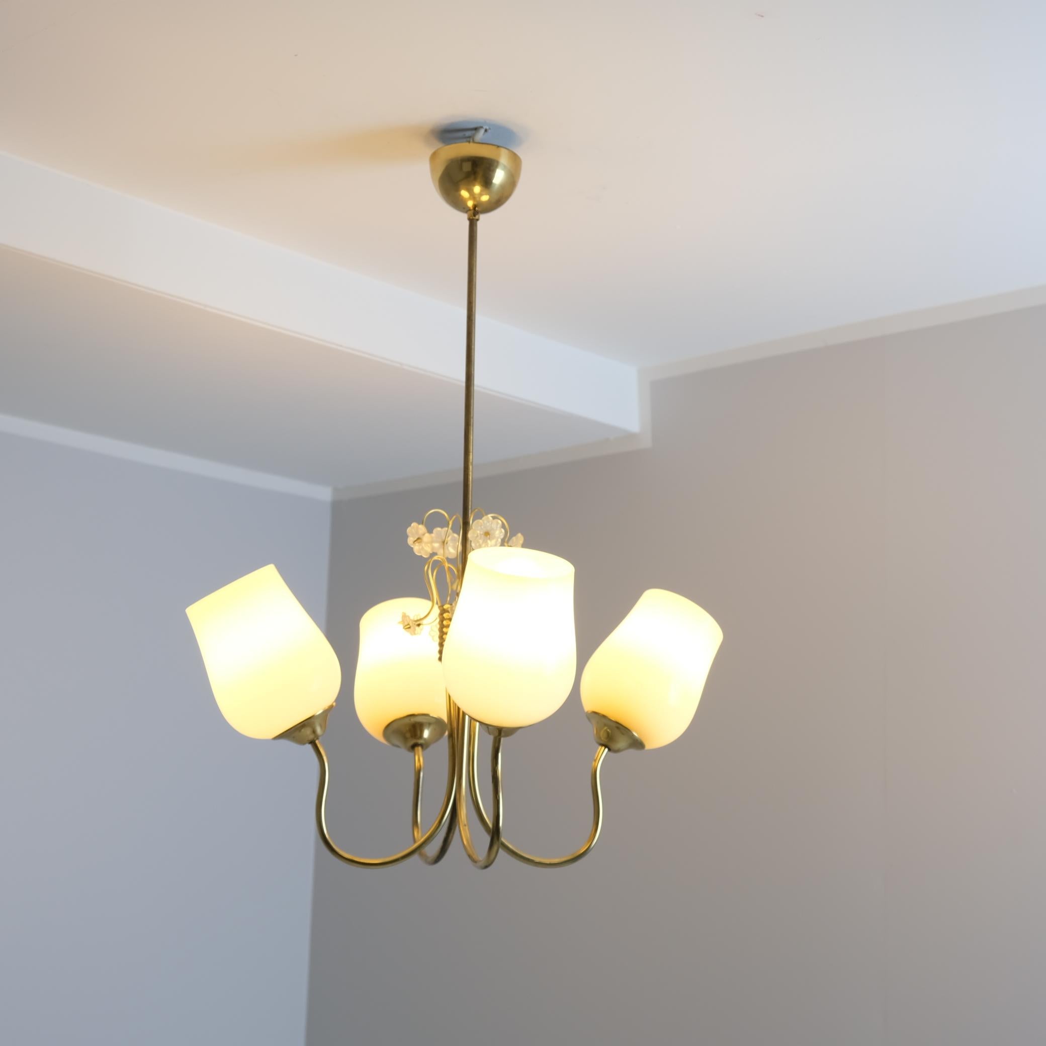 Lampada da soffitto Itsu di metà secolo modello ER 79 con fiori di margherita, Finlandia, anni '50 In condizioni buone in vendita a Helsinki, FI