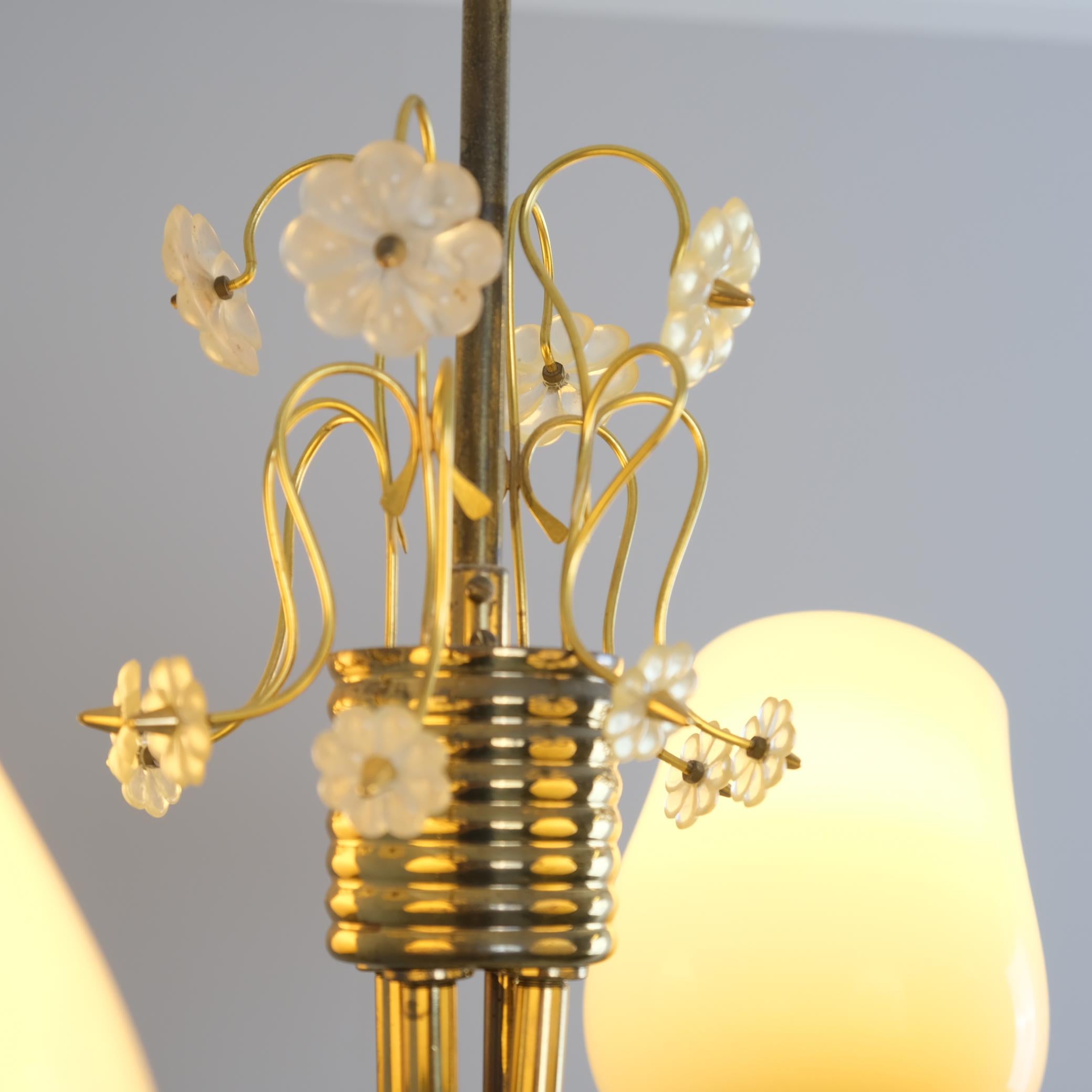 Metà XX secolo Lampada da soffitto Itsu di metà secolo modello ER 79 con fiori di margherita, Finlandia, anni '50 in vendita