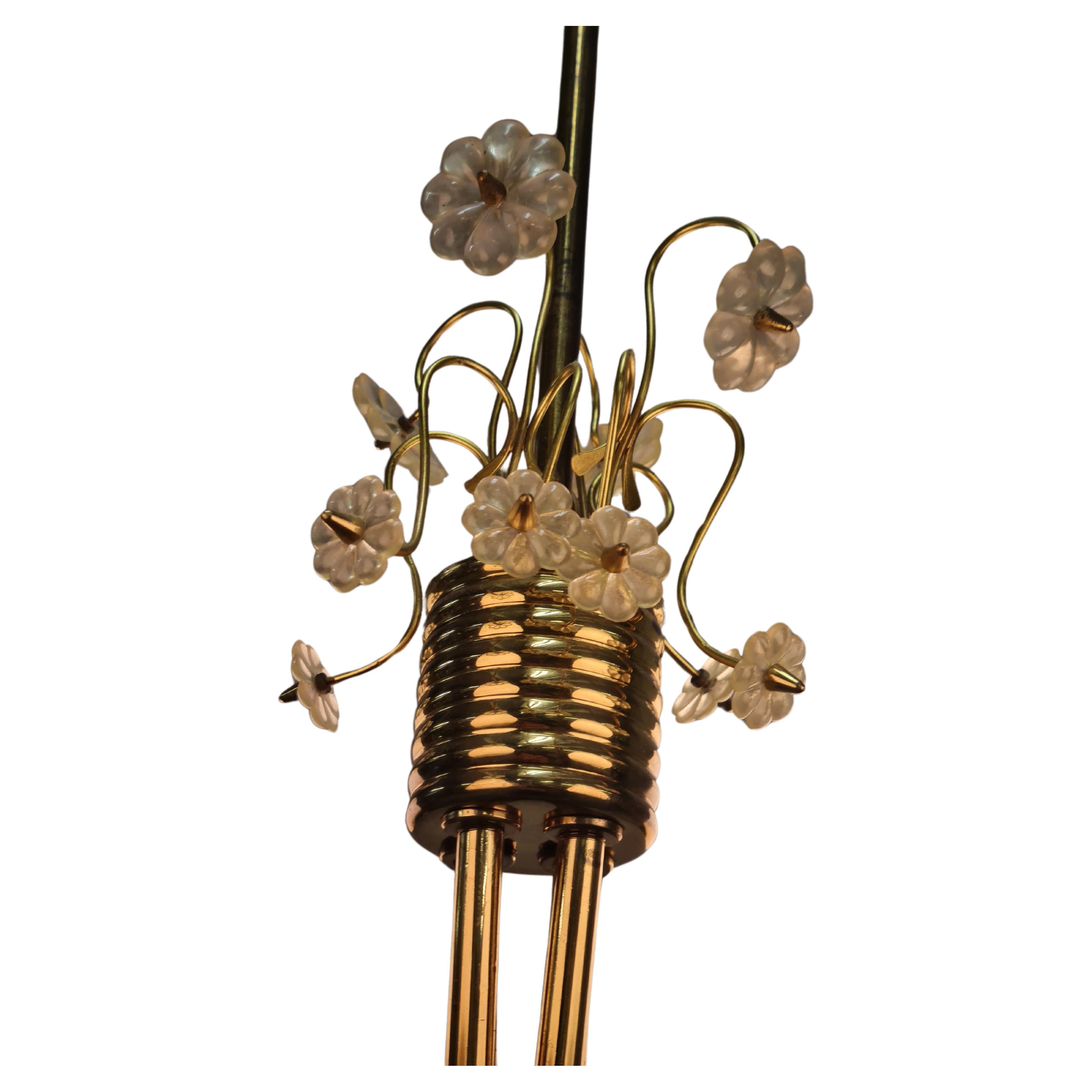 Una bellissima e delicata lampada da soffitto finlandese di metà secolo modello ER 79/4 di Itsu, uno dei principali produttori di illuminazione della Finlandia.
La lampada è in condizioni assolutamente originali con paralumi originali in vetro