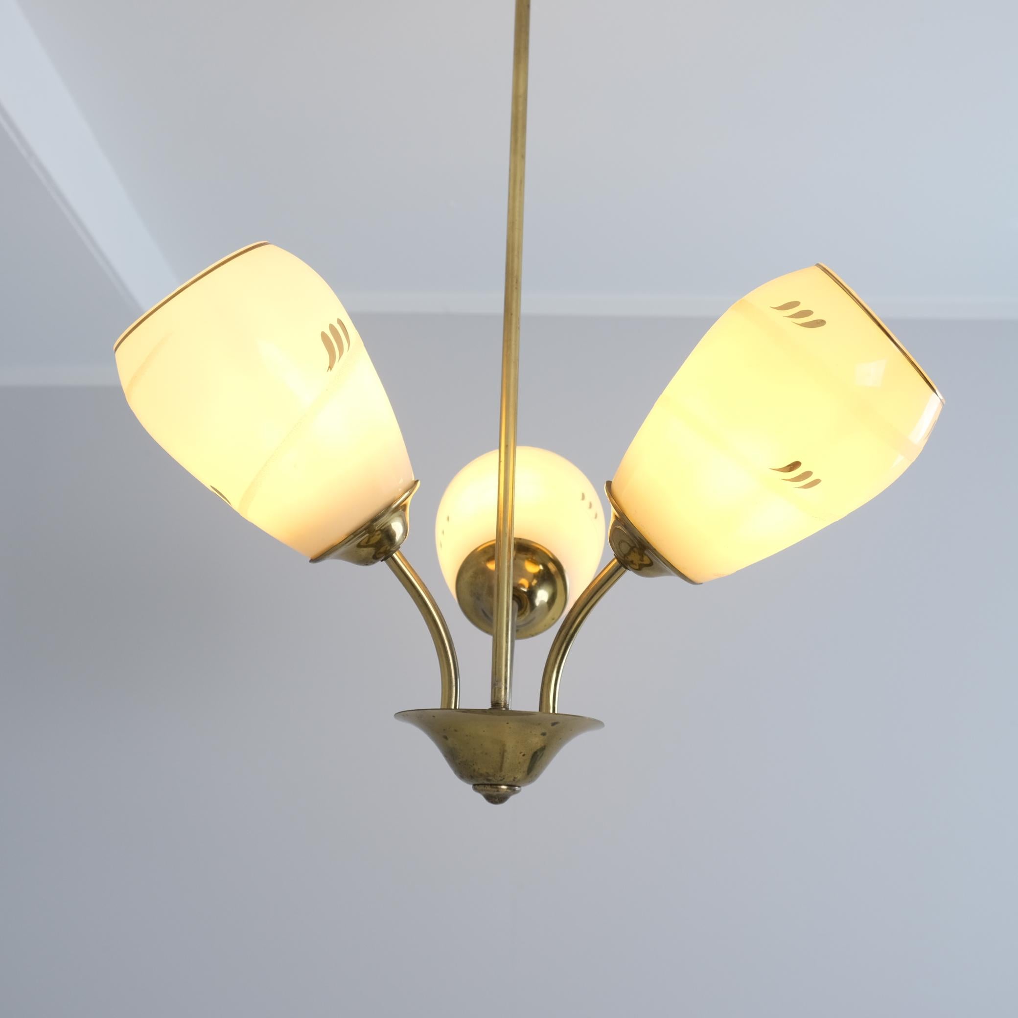 Lampada da soffitto Itsu di metà secolo modello ER 86/3 in ottone e vetro, Finlandia, anni '50 in vendita 1