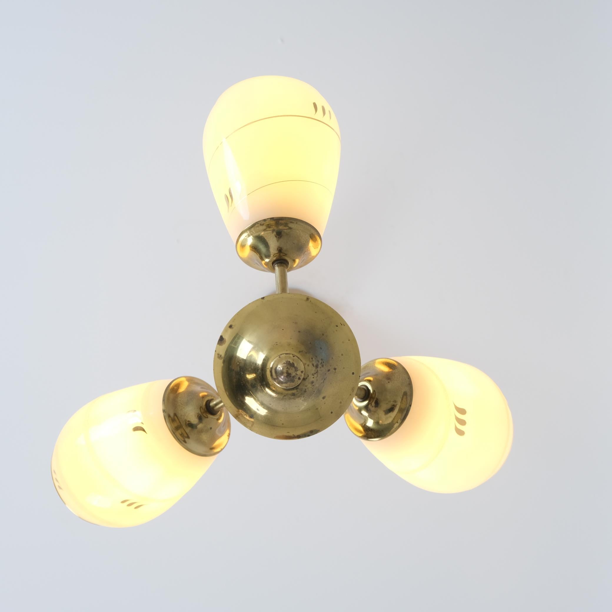 Lampada da soffitto Itsu di metà secolo modello ER 86/3 in ottone e vetro, Finlandia, anni '50 in vendita 2
