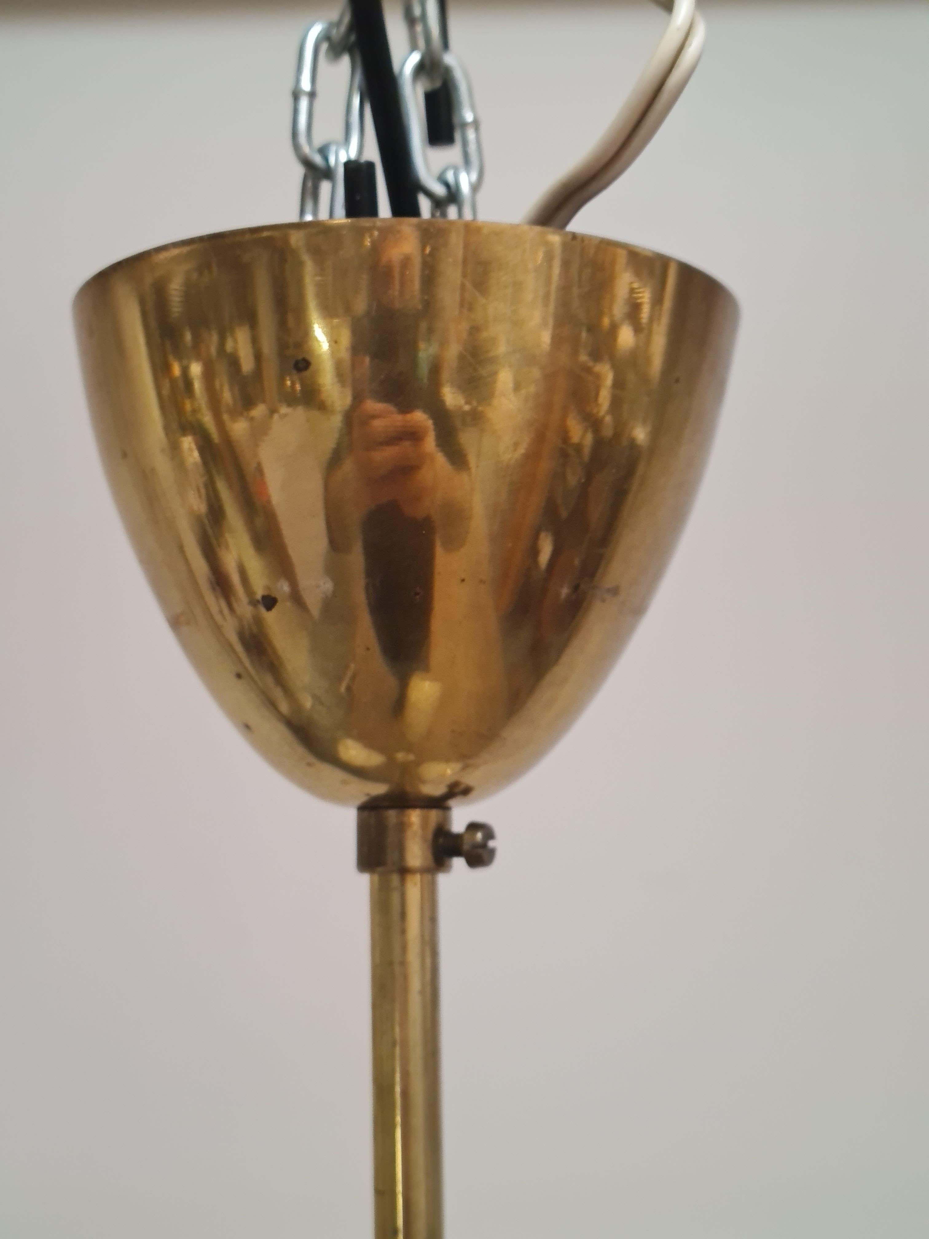Mid-Century moderno Lampada da soffitto Itsu di metà secolo modello ER 86/3 in ottone e vetro, Finlandia, anni '50 in vendita