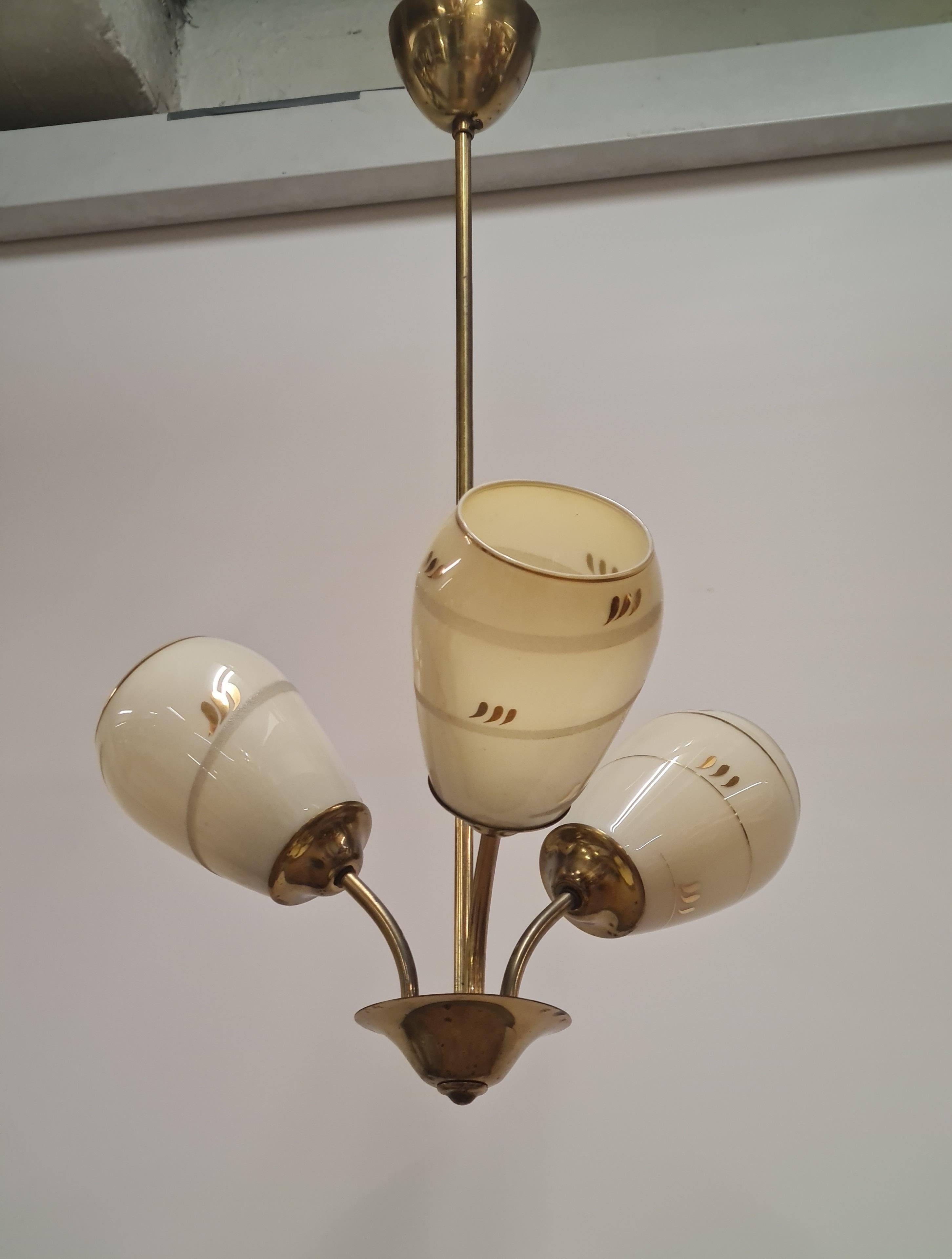 Lampada da soffitto Itsu di metà secolo modello ER 86/3 in ottone e vetro, Finlandia, anni '50 In condizioni buone in vendita a Helsinki, FI