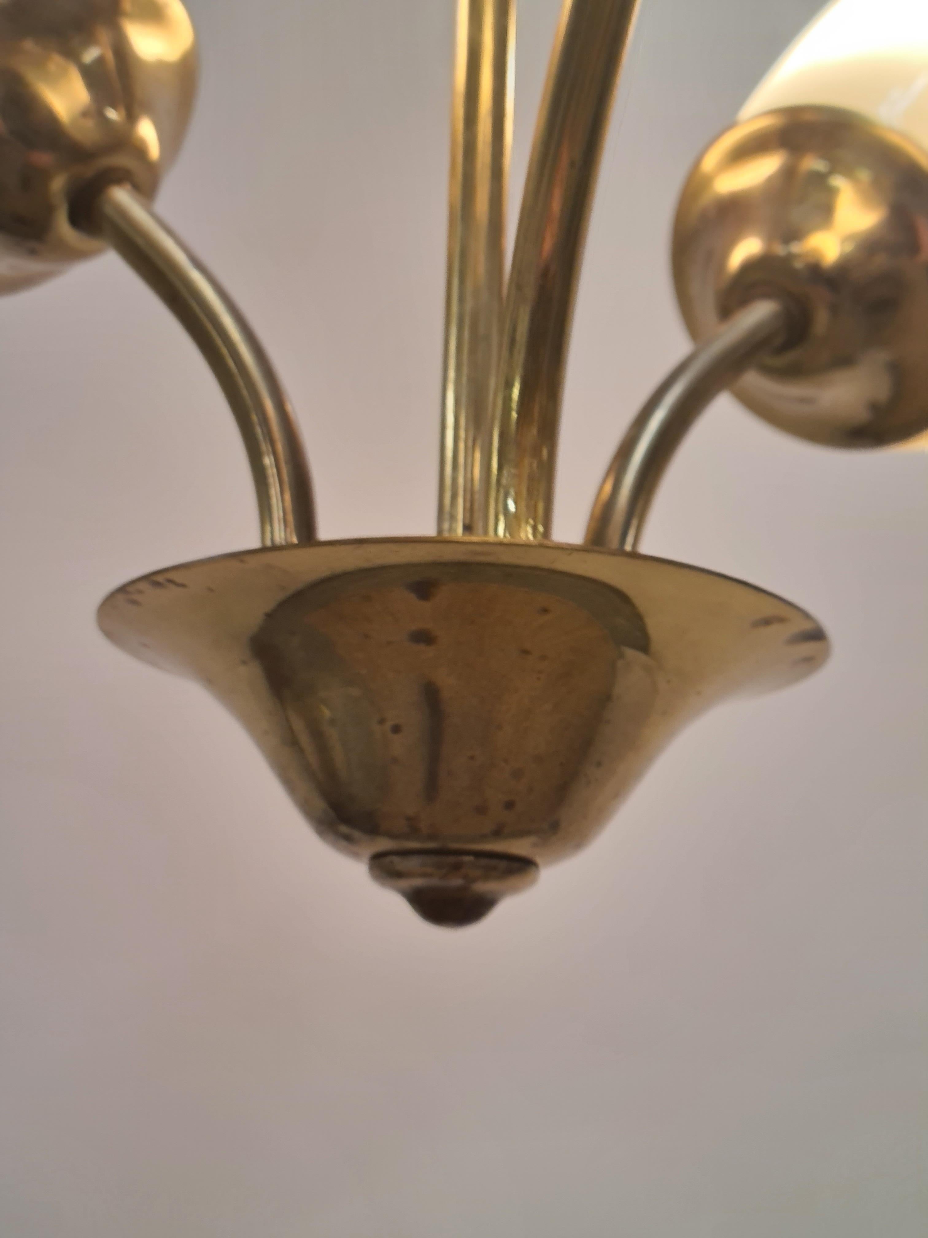 Metà XX secolo Lampada da soffitto Itsu di metà secolo modello ER 86/3 in ottone e vetro, Finlandia, anni '50 in vendita