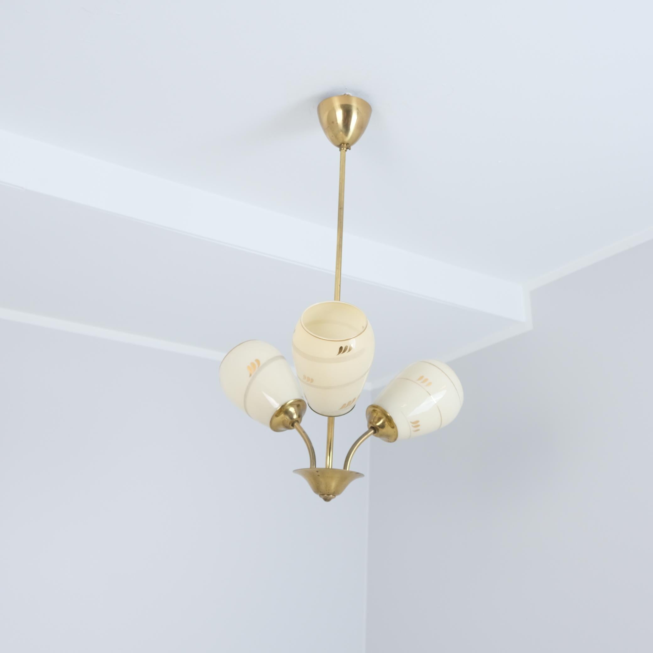 Mid-Century moderno Lampada da soffitto Itsu di metà secolo modello ER 86/3 in ottone e vetro, Finlandia, anni '50 in vendita