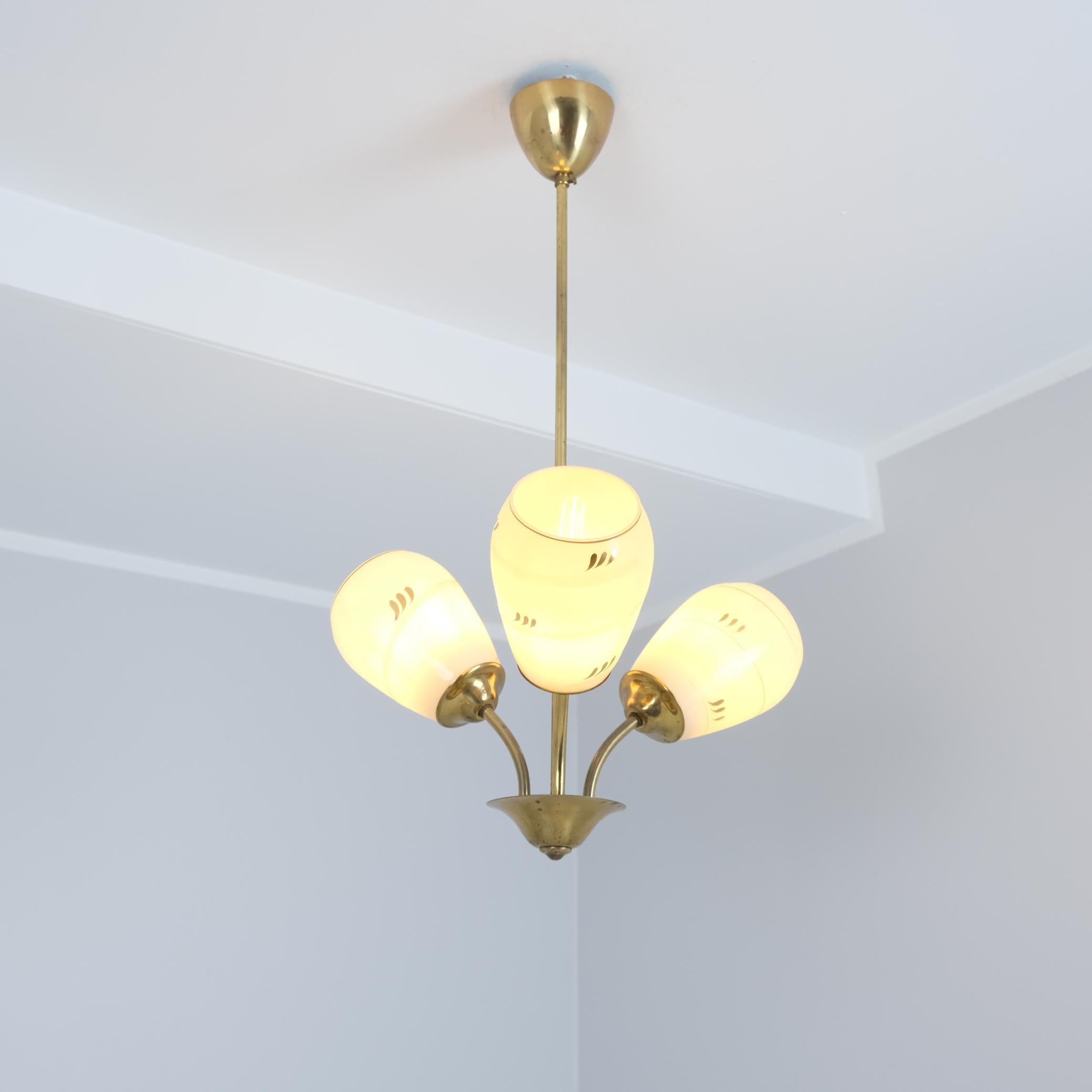 Finlandese Lampada da soffitto Itsu di metà secolo modello ER 86/3 in ottone e vetro, Finlandia, anni '50 in vendita