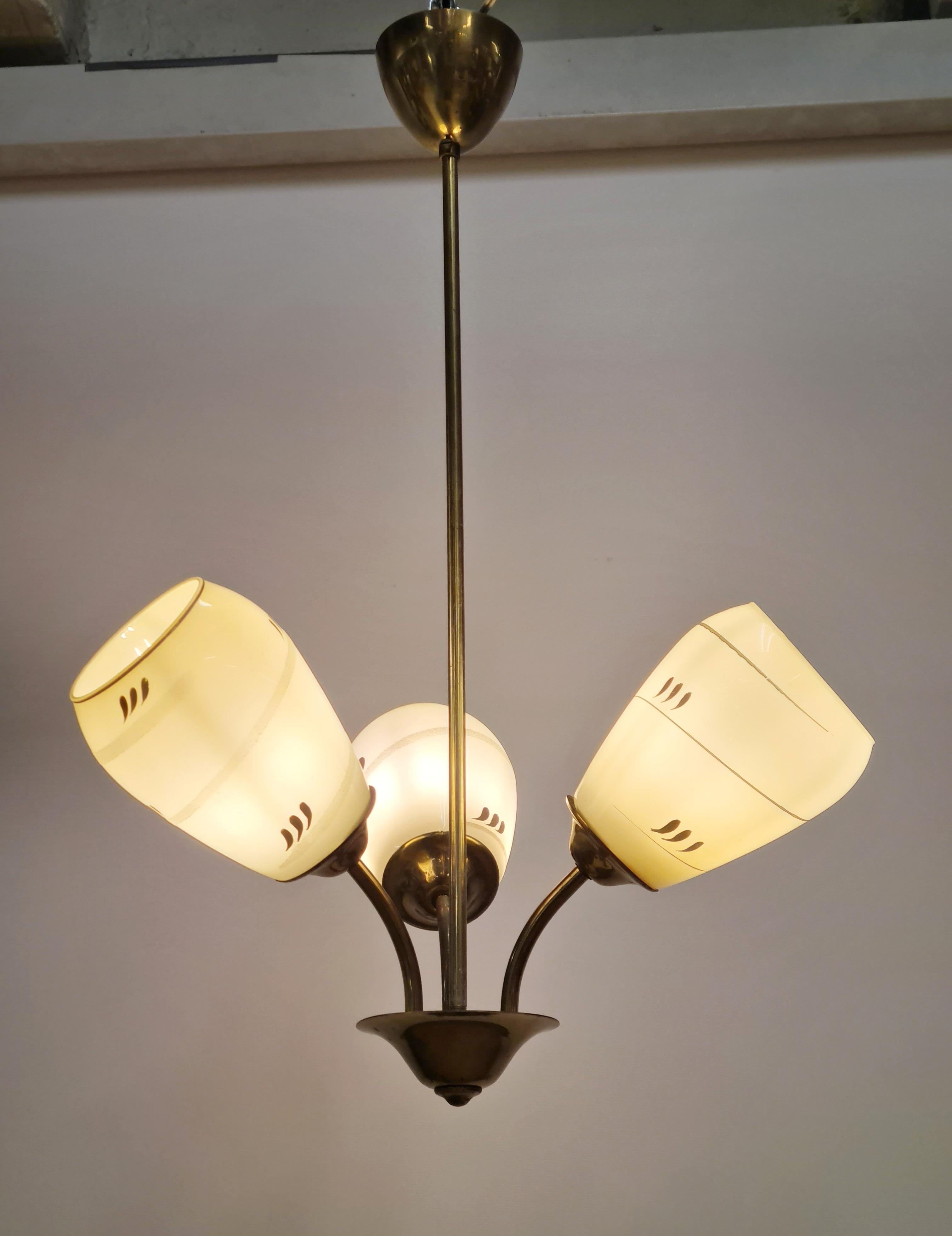 Lampada da soffitto Itsu di metà secolo modello ER 86/3 in ottone e vetro, Finlandia, anni '50 in vendita 1