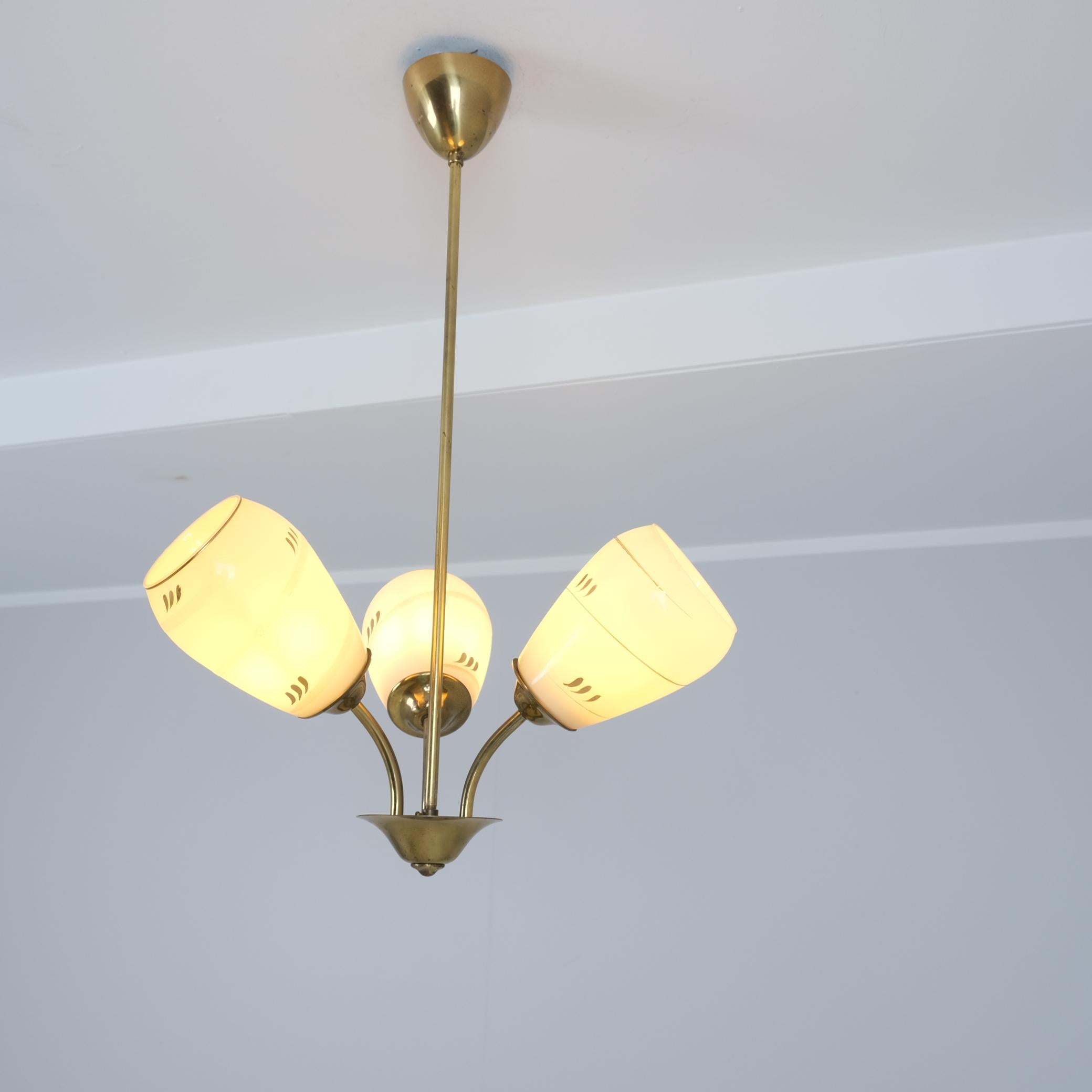 Lampada da soffitto Itsu di metà secolo modello ER 86/3 in ottone e vetro, Finlandia, anni '50 In condizioni buone in vendita a Helsinki, FI