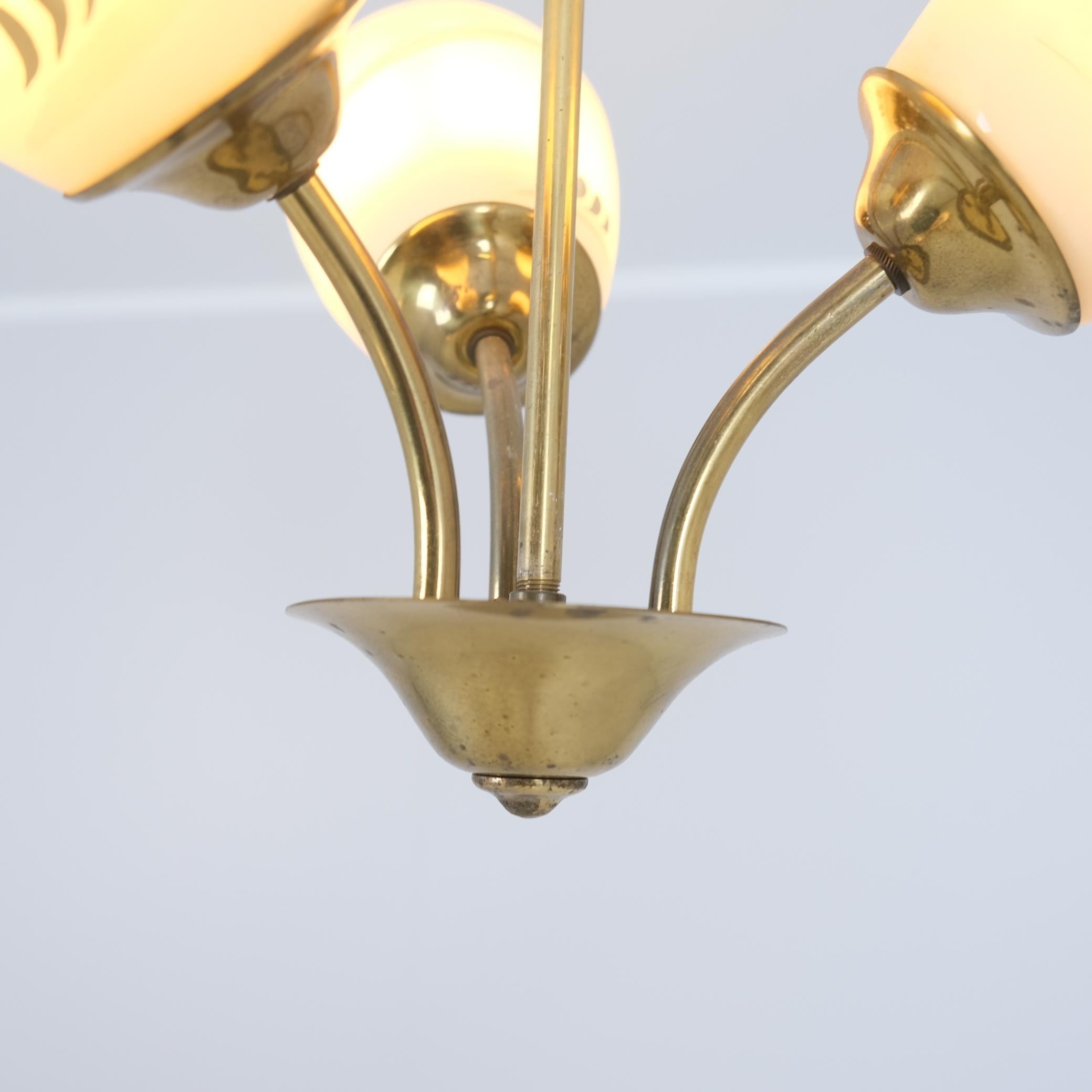 Metà XX secolo Lampada da soffitto Itsu di metà secolo modello ER 86/3 in ottone e vetro, Finlandia, anni '50 in vendita