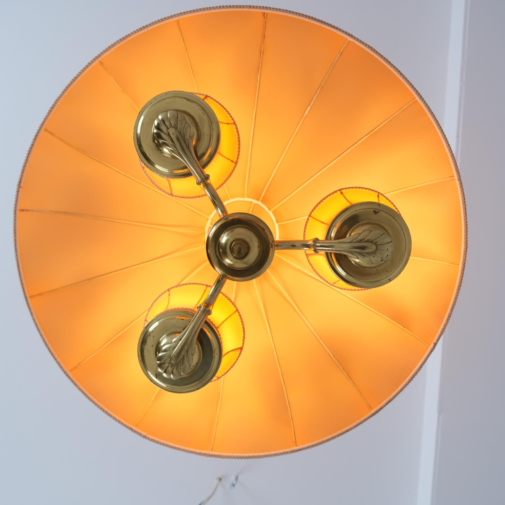 Ciondolo da soffitto Itsu di metà secolo, modello ER 62/3 in ottone e tessuto, Finlandia, anni '50 in vendita 4