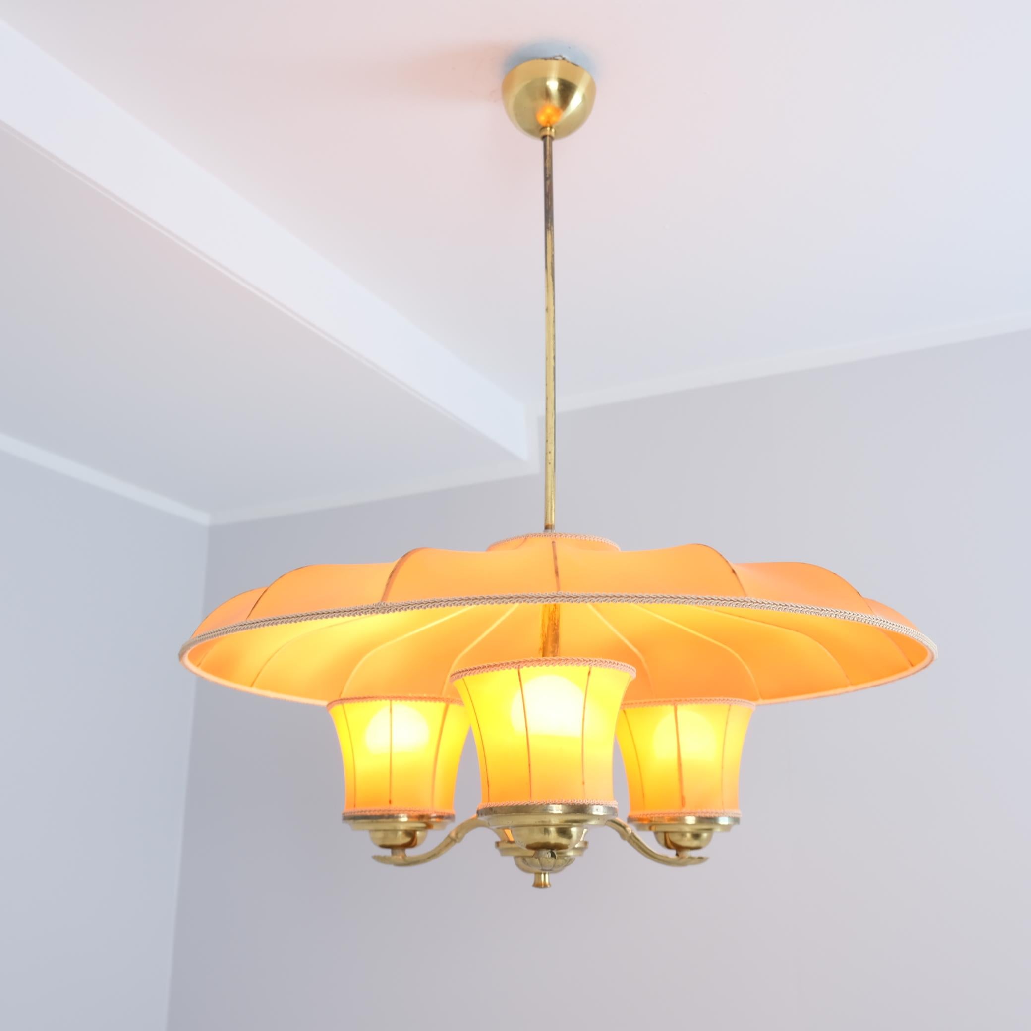 Ciondolo da soffitto Itsu di metà secolo, modello ER 62/3 in ottone e tessuto, Finlandia, anni '50 in vendita 5