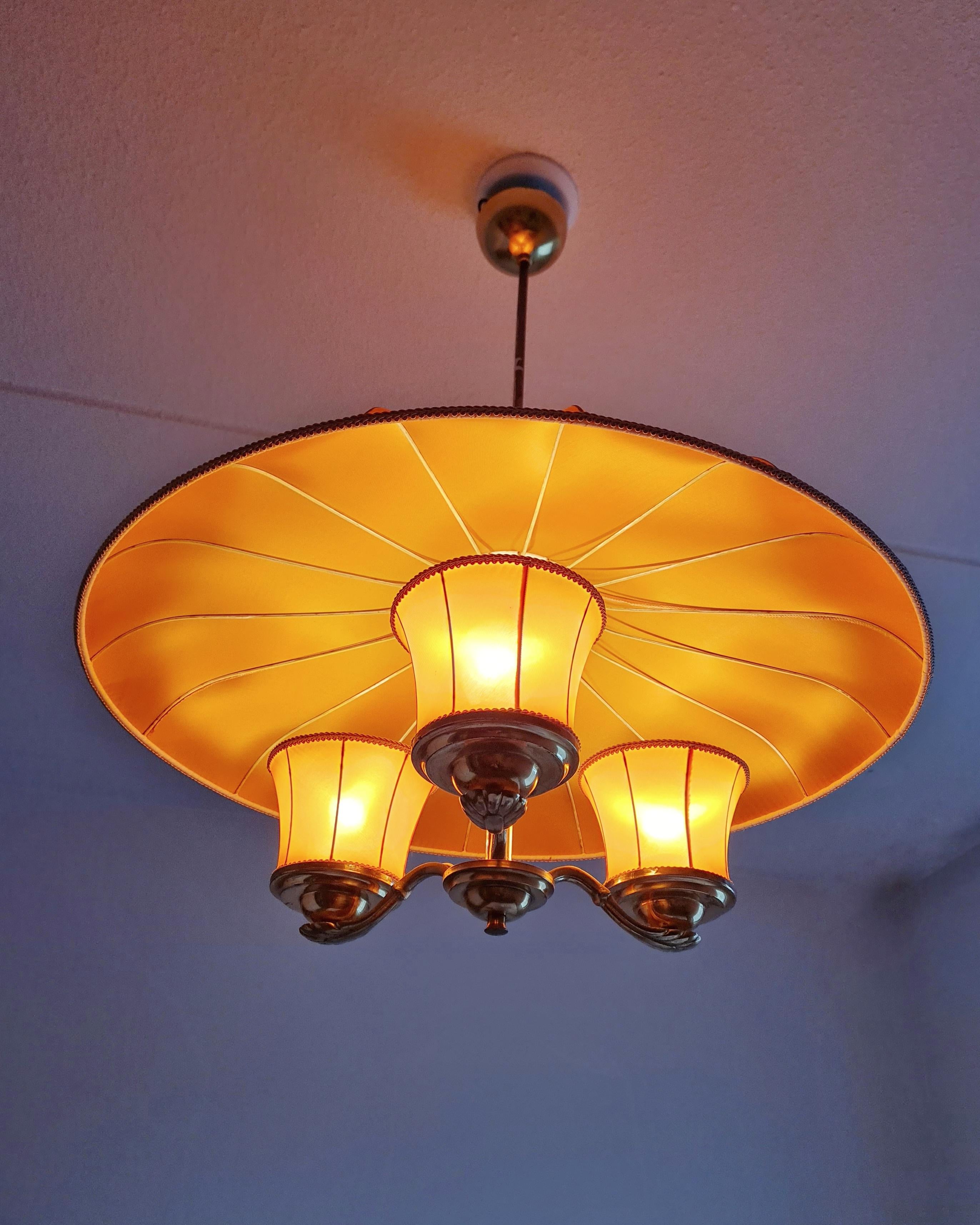 Mid-Century moderno Ciondolo da soffitto Itsu di metà secolo, modello ER 62/3 in ottone e tessuto, Finlandia, anni '50 in vendita