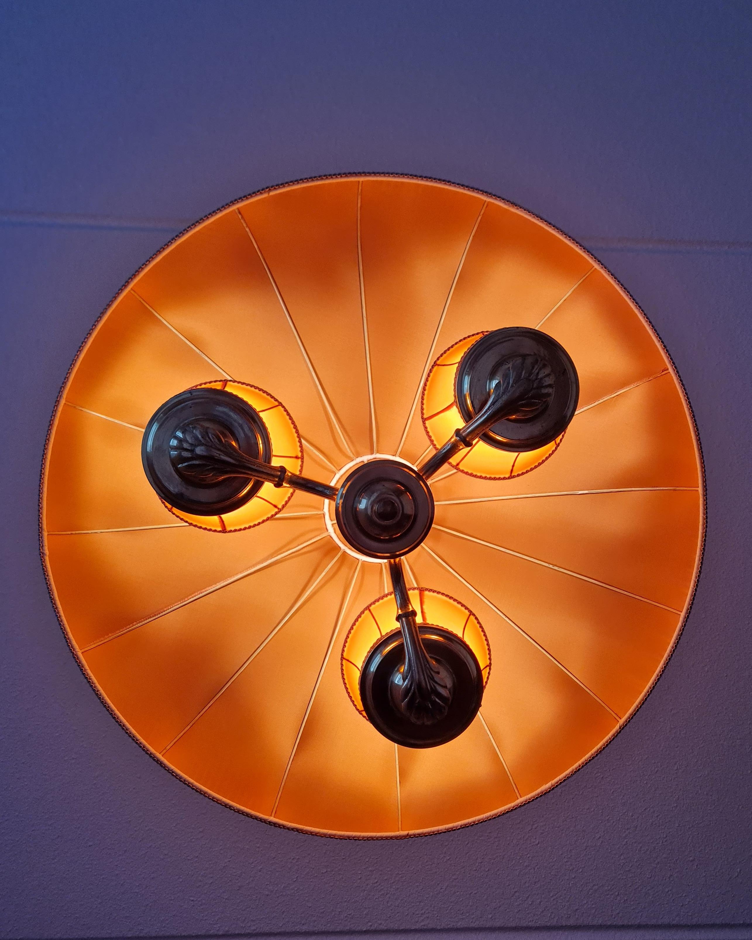 Finlandese Ciondolo da soffitto Itsu di metà secolo, modello ER 62/3 in ottone e tessuto, Finlandia, anni '50 in vendita