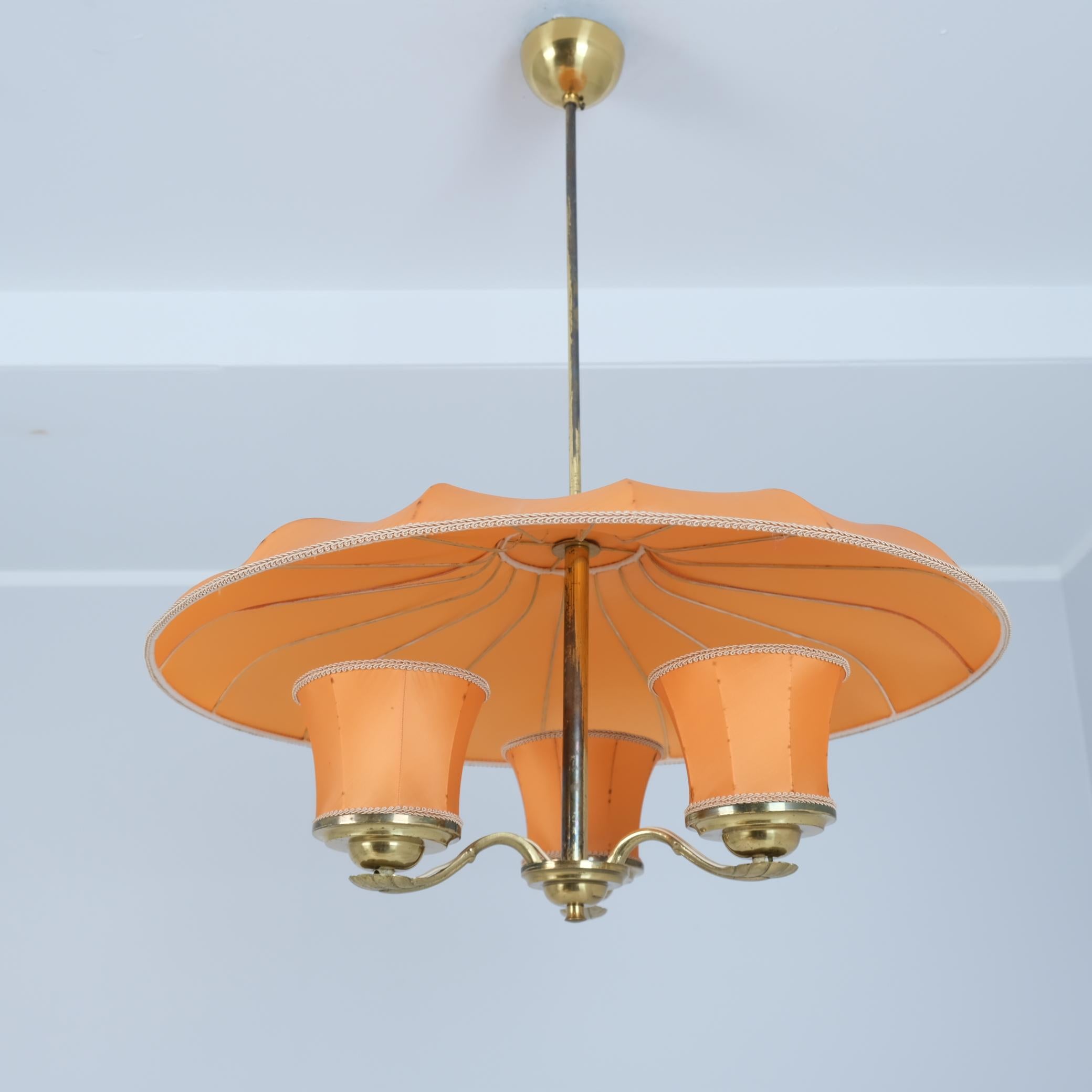 Mid-Century moderno Ciondolo da soffitto Itsu di metà secolo, modello ER 62/3 in ottone e tessuto, Finlandia, anni '50 in vendita