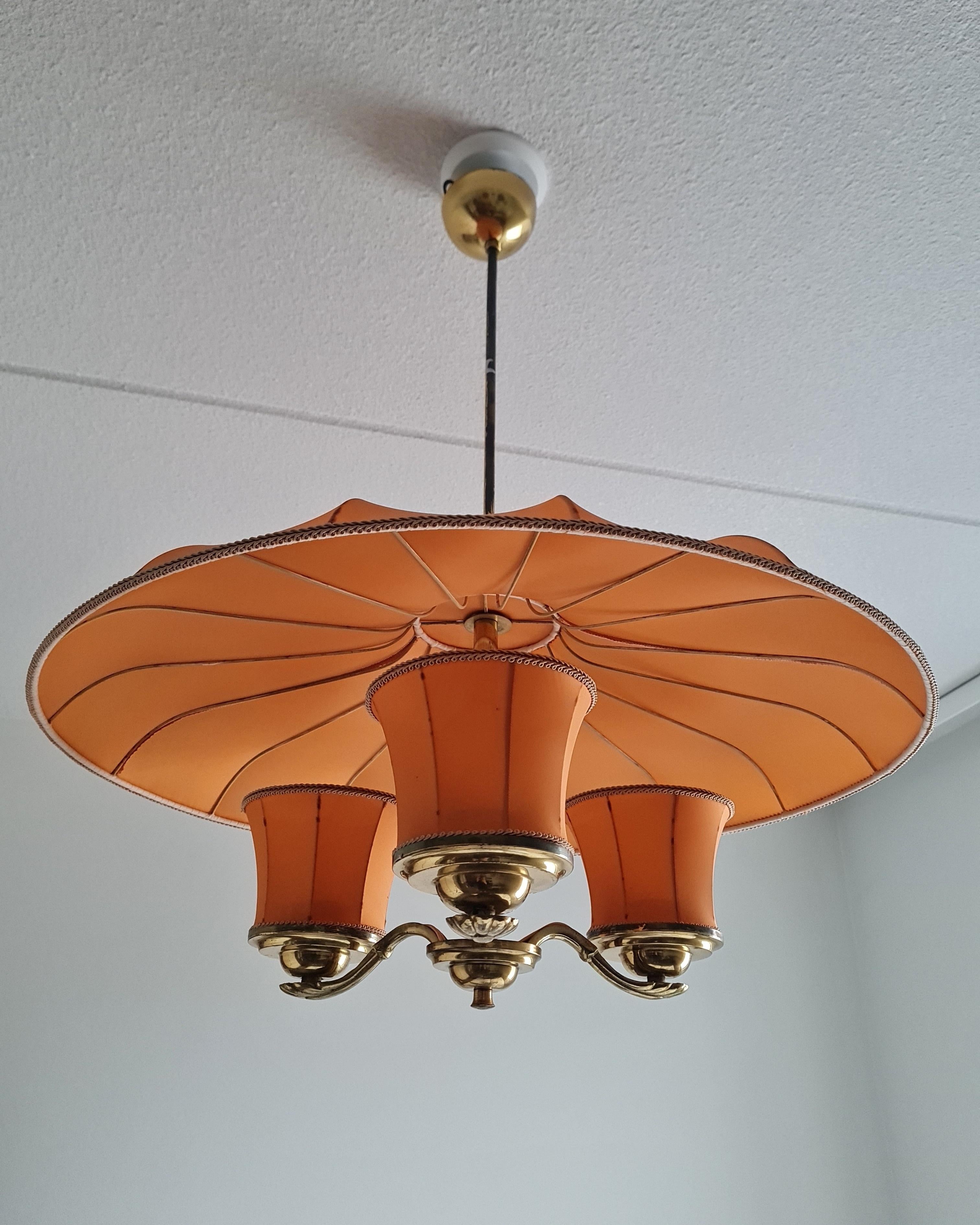 Tessuto Ciondolo da soffitto Itsu di metà secolo, modello ER 62/3 in ottone e tessuto, Finlandia, anni '50 in vendita